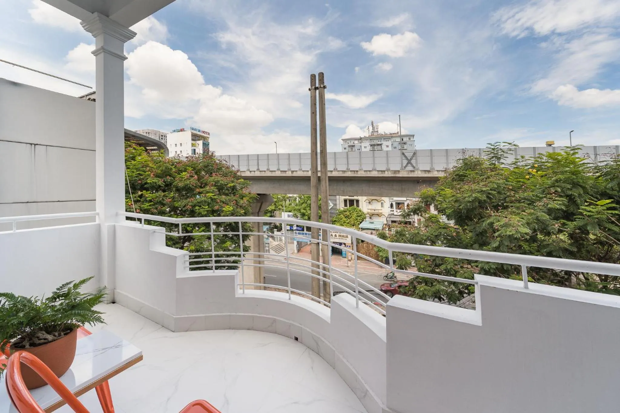 C o r o n a Hanoi House