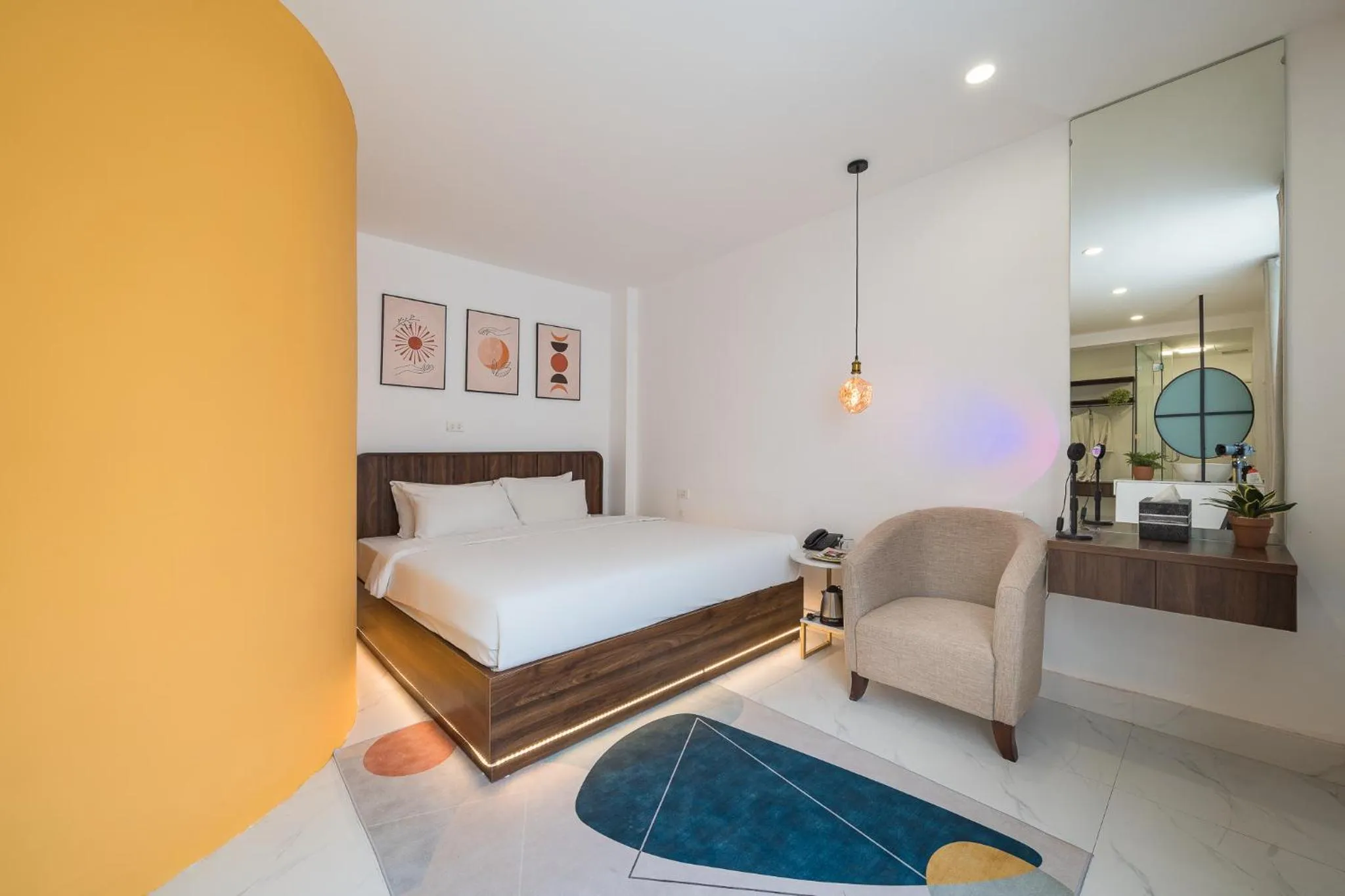 C o r o n a Hanoi House