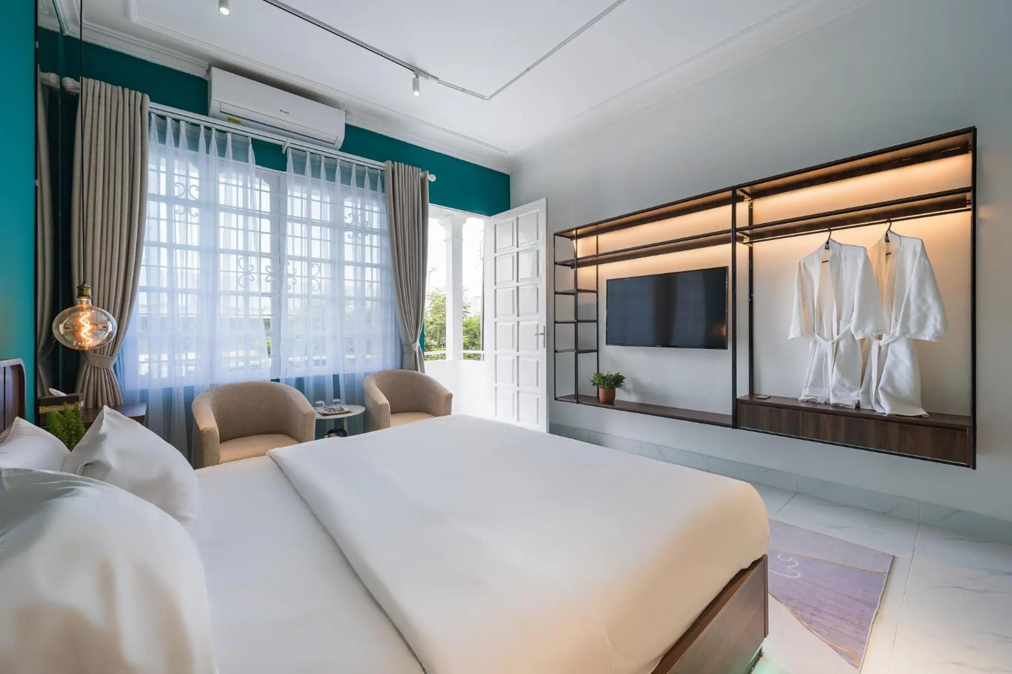 C o r o n a Hanoi House