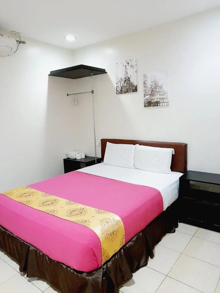 Bed in Park Avenue Residence Inn and Suites