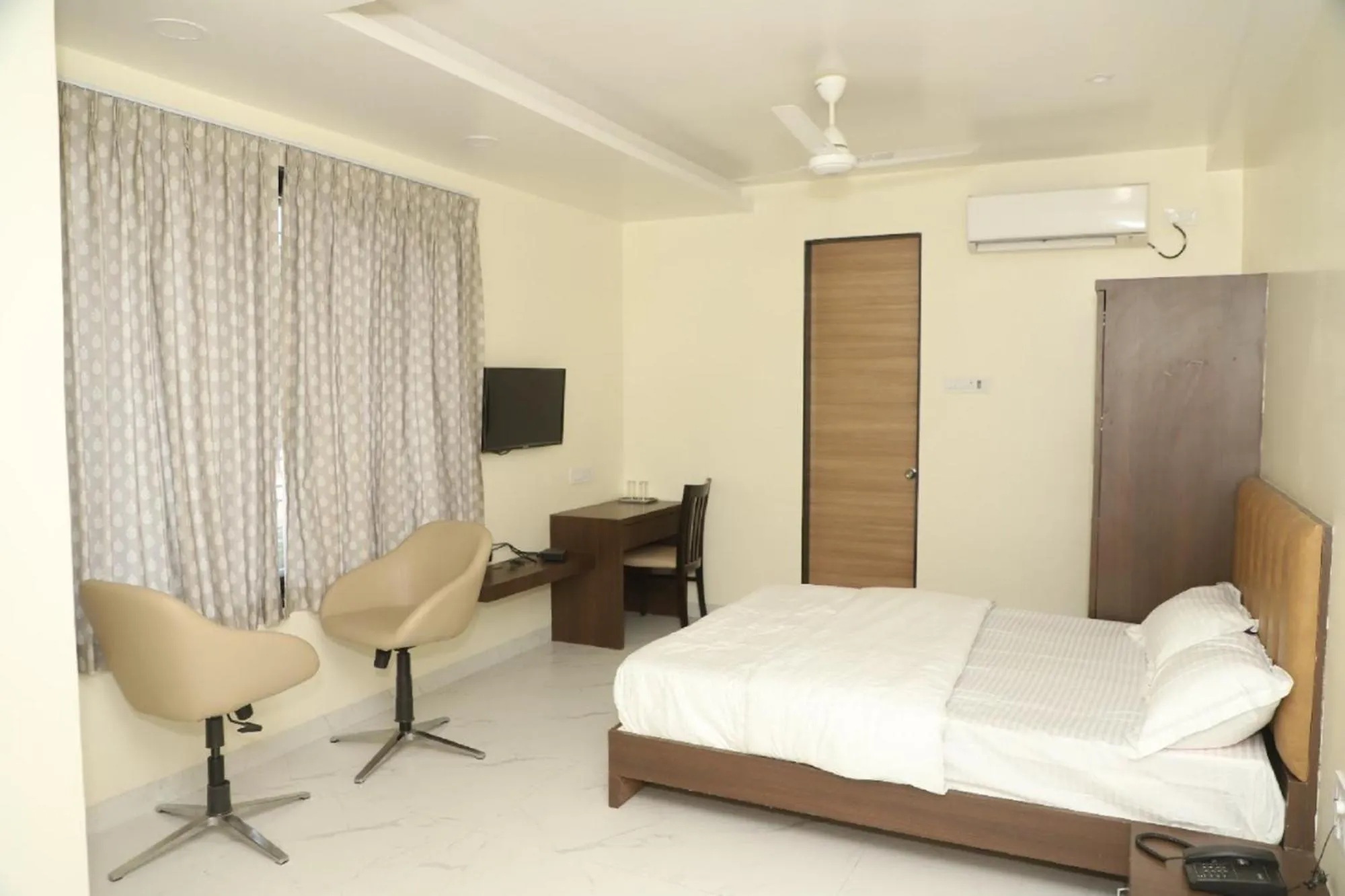 Communal lounge/ TV room, Bed in ID Square residency Parbhani