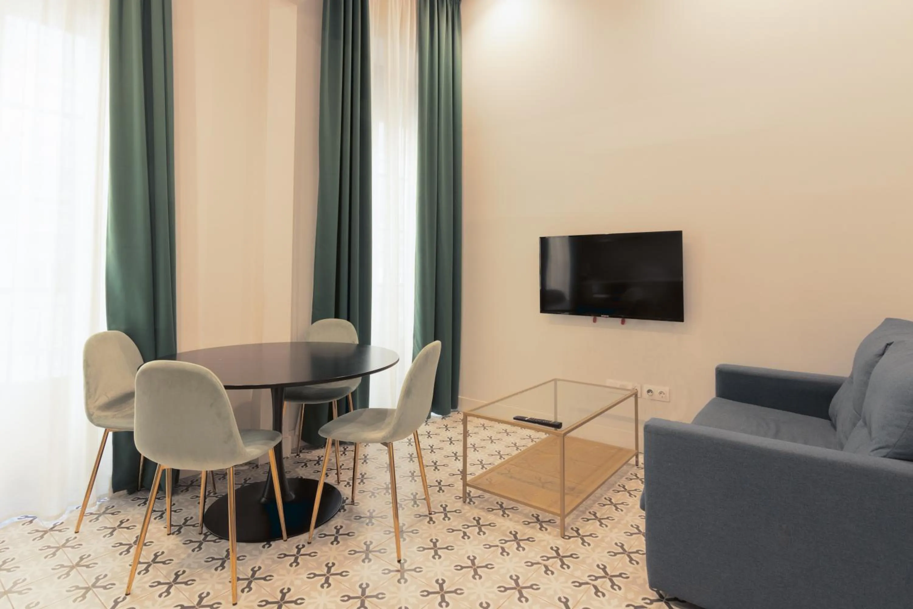 Dining area in Apartamentos Teatro by Be Alicante