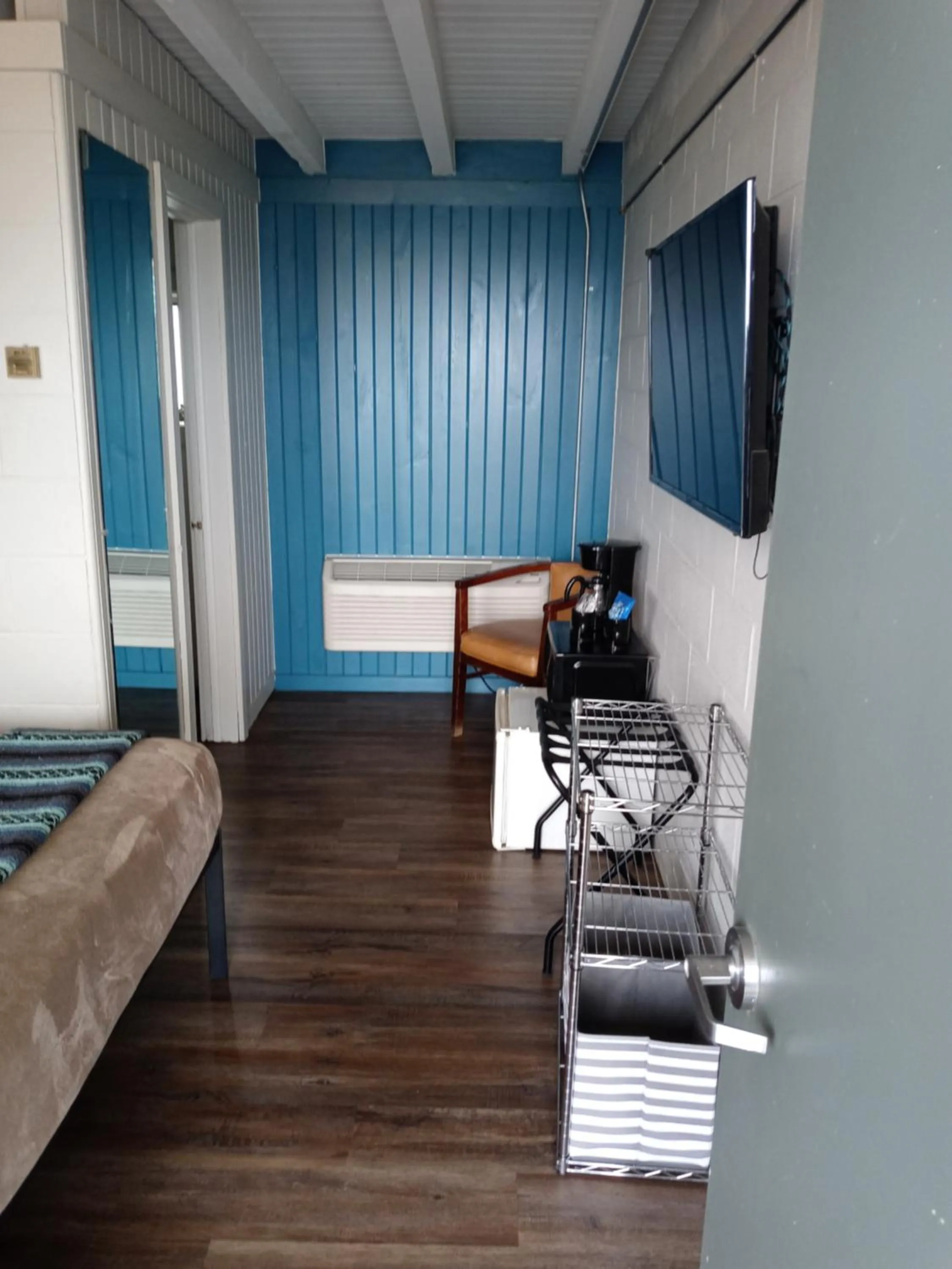 TV and multimedia in The Cedar Motel