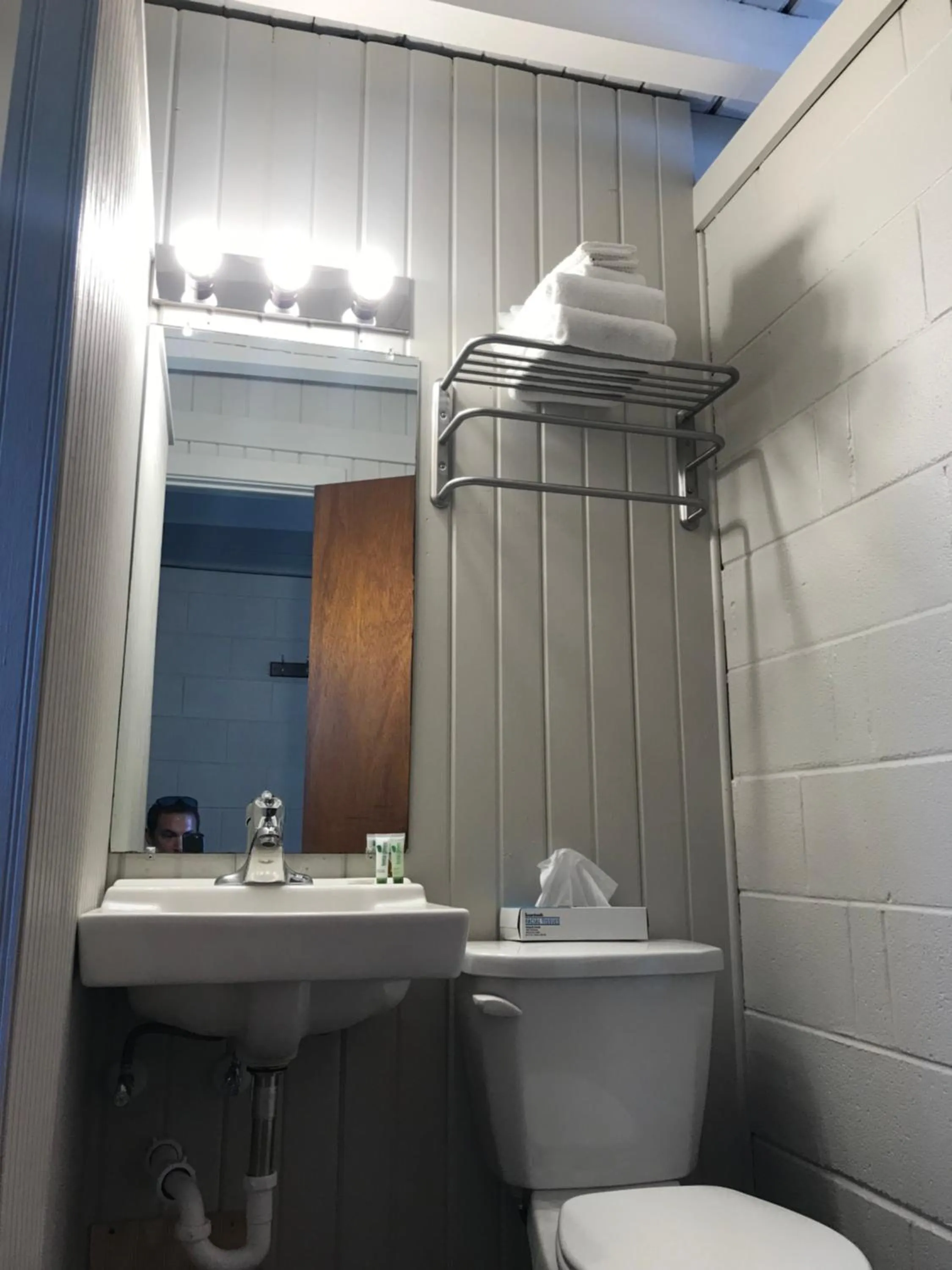 Bathroom in The Cedar Motel