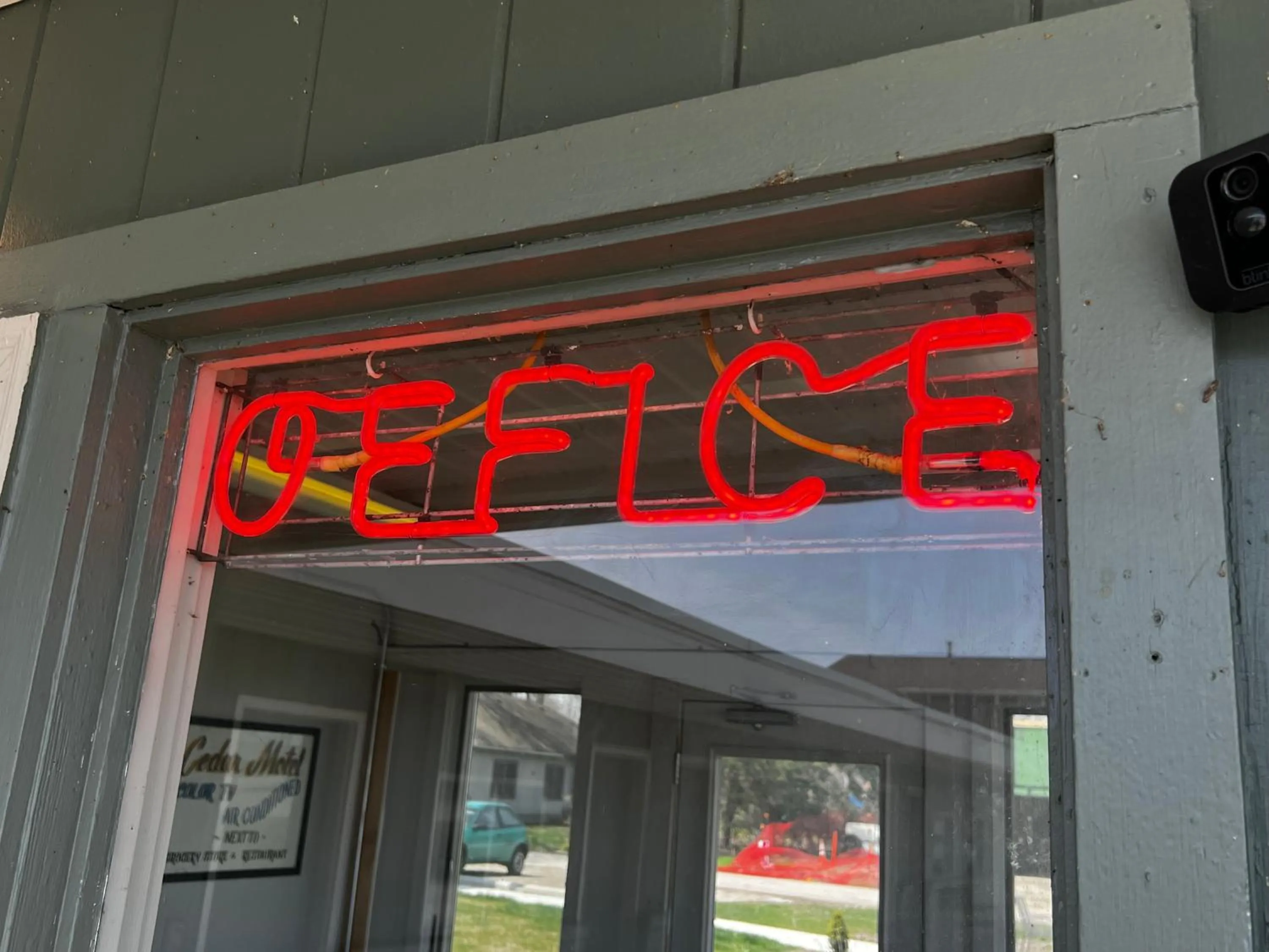 Facade/entrance in The Cedar Motel