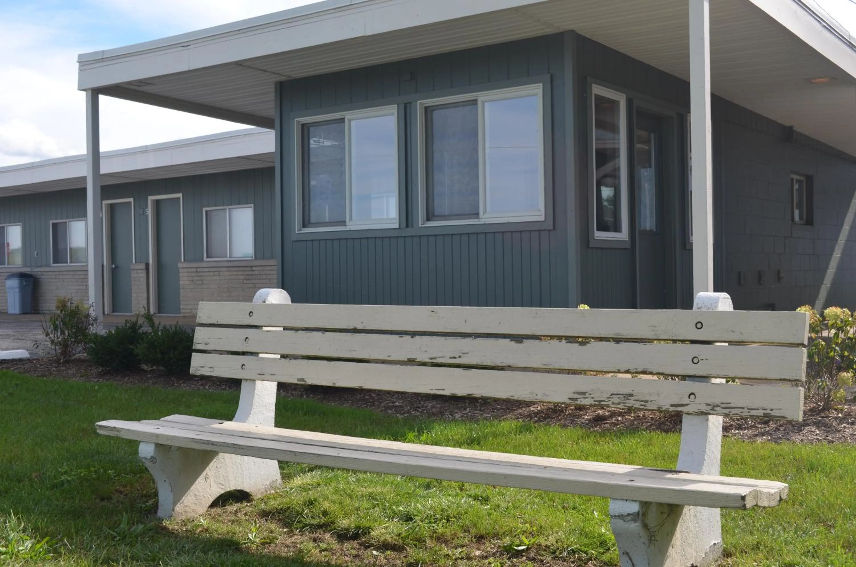 Patio in The Cedar Motel
