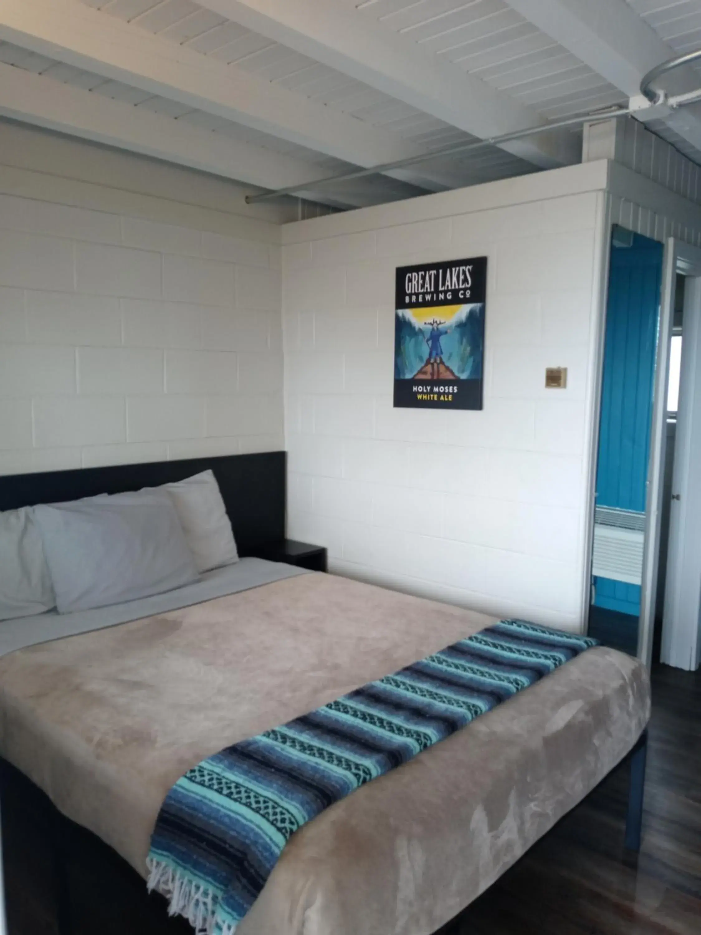 Queen Room in The Cedar Motel Queen Room in The Cedar Motel