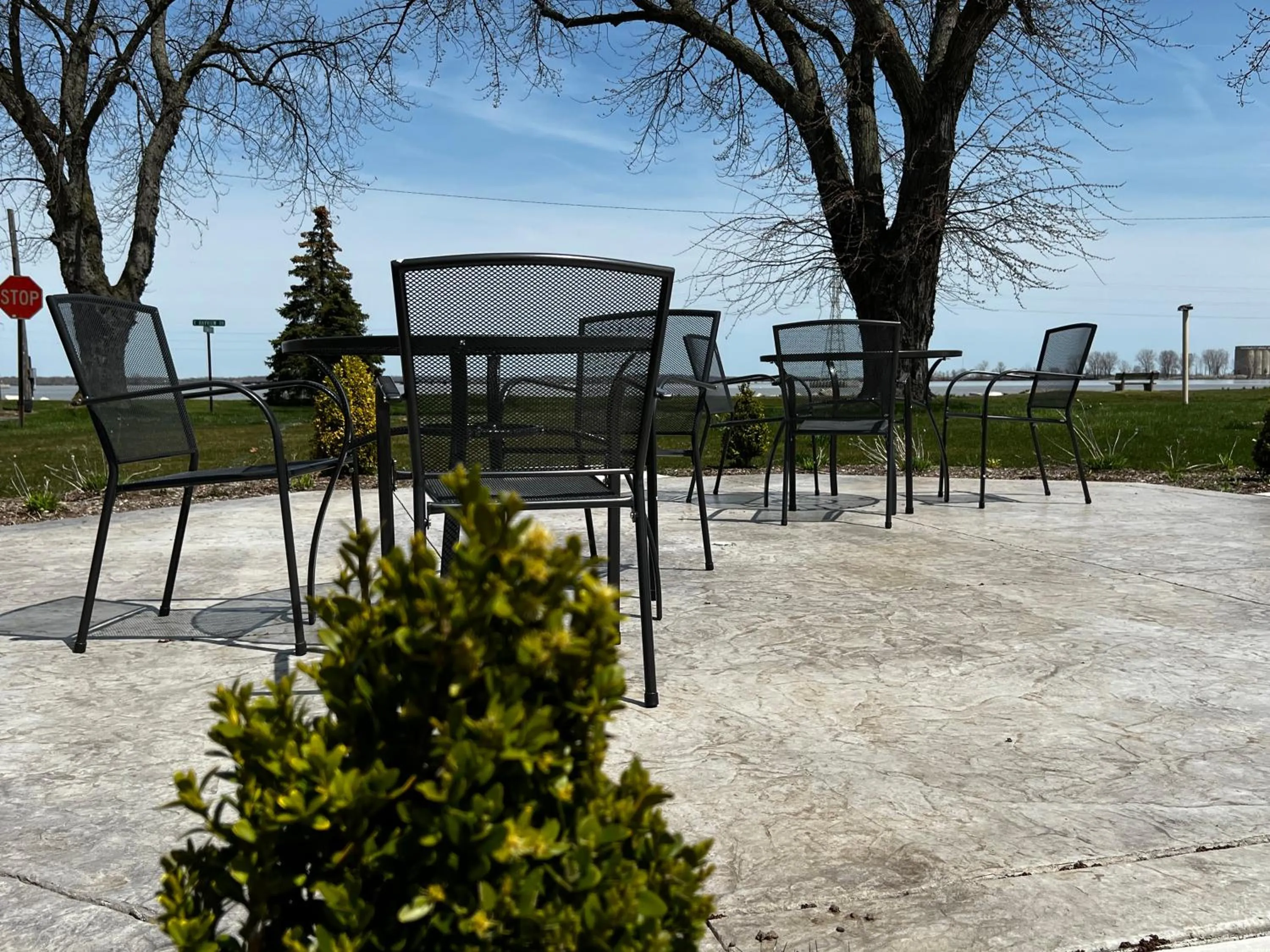 Patio in The Cedar Motel