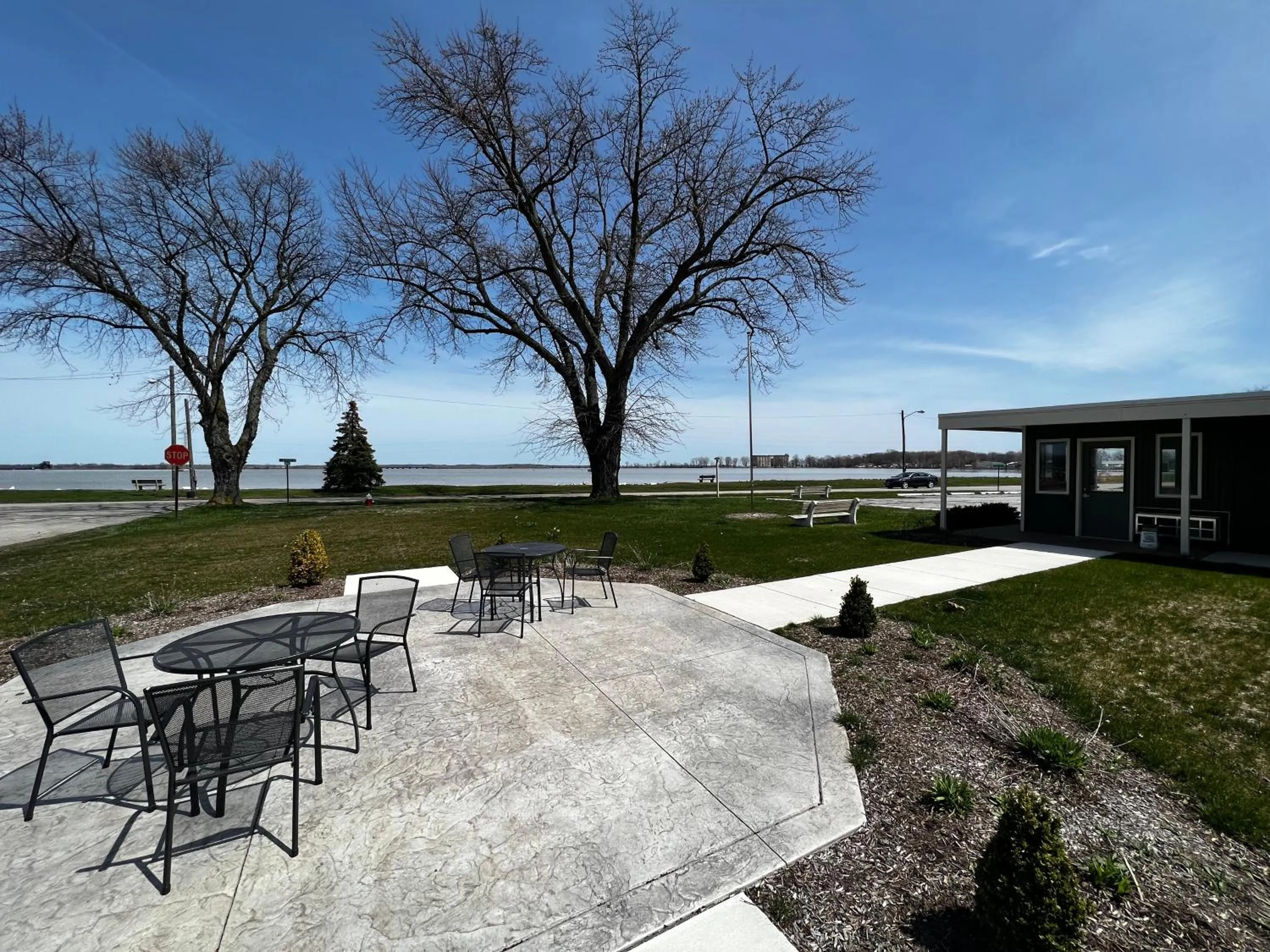Patio in The Cedar Motel