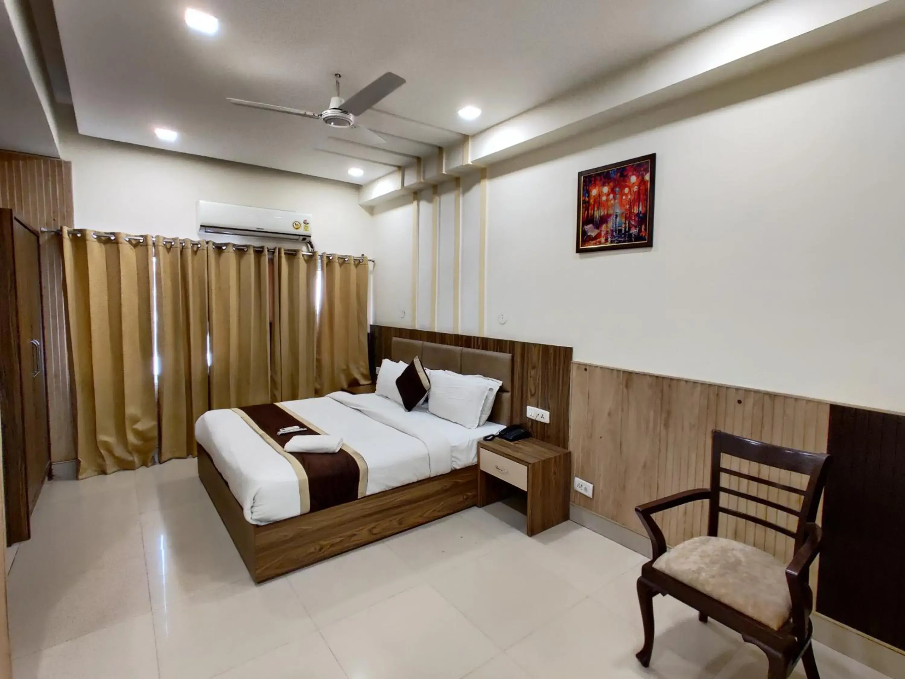 Deluxe Room in Raj Darbar - 10 Meter From Golden Temple Deluxe Room in Raj Darbar - 10 Meter From Golden Temple