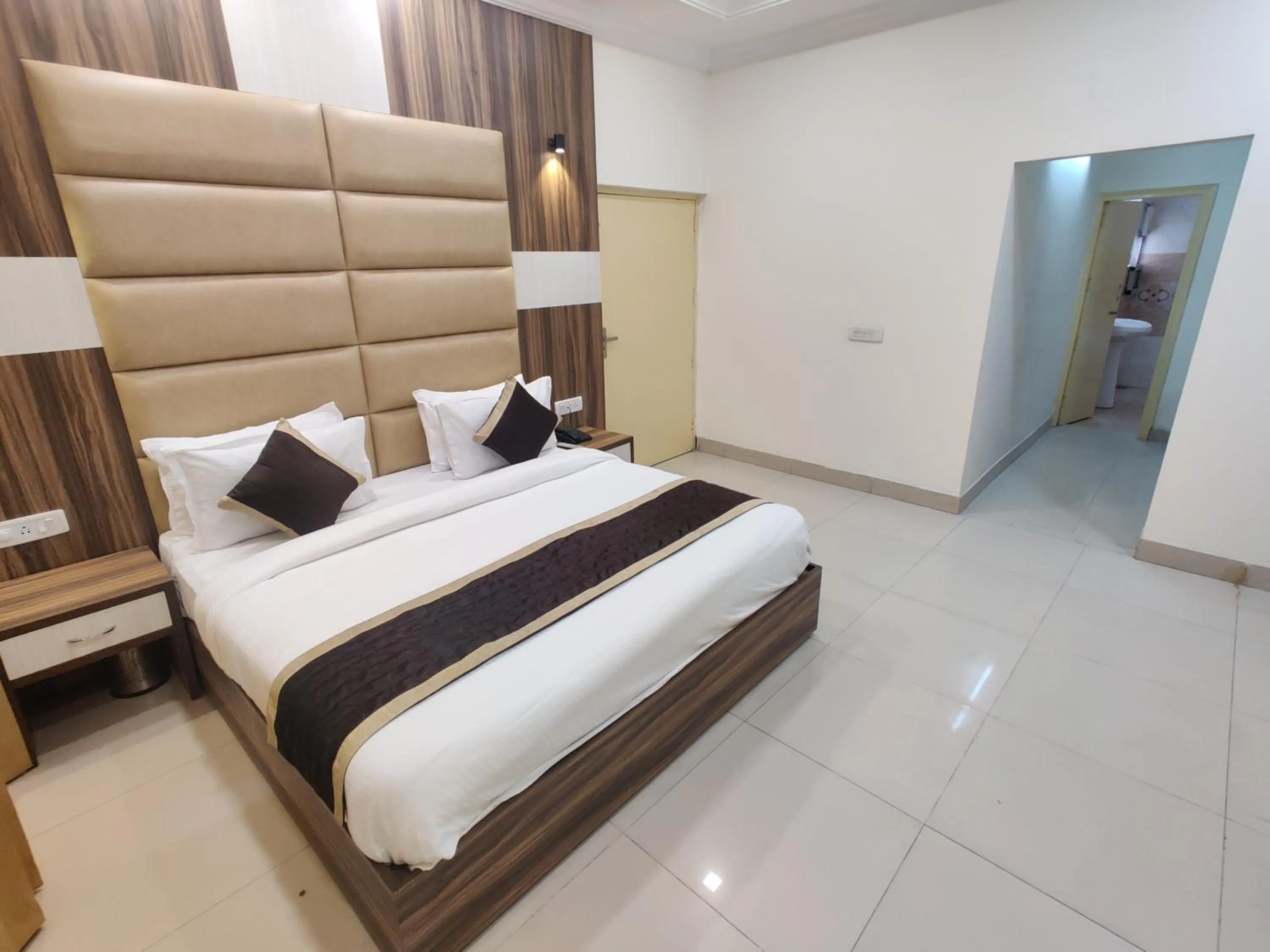 Bedroom, Bed in Raj Darbar - 10 Meter From Golden Temple