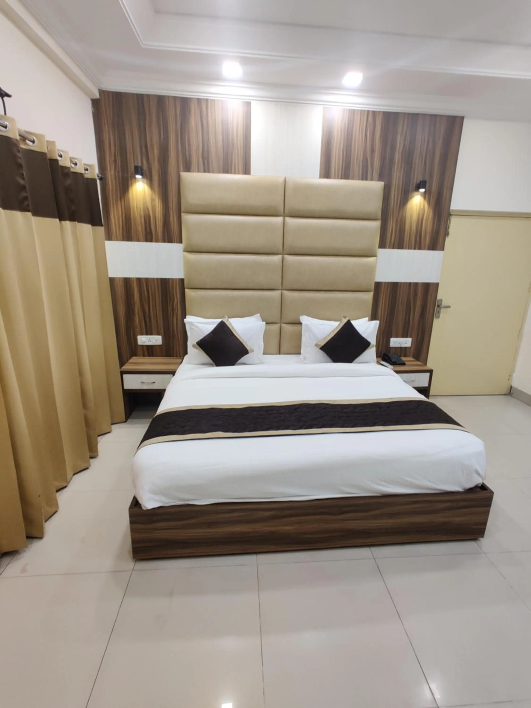 Bedroom, Bed in Raj Darbar - 10 Meter From Golden Temple