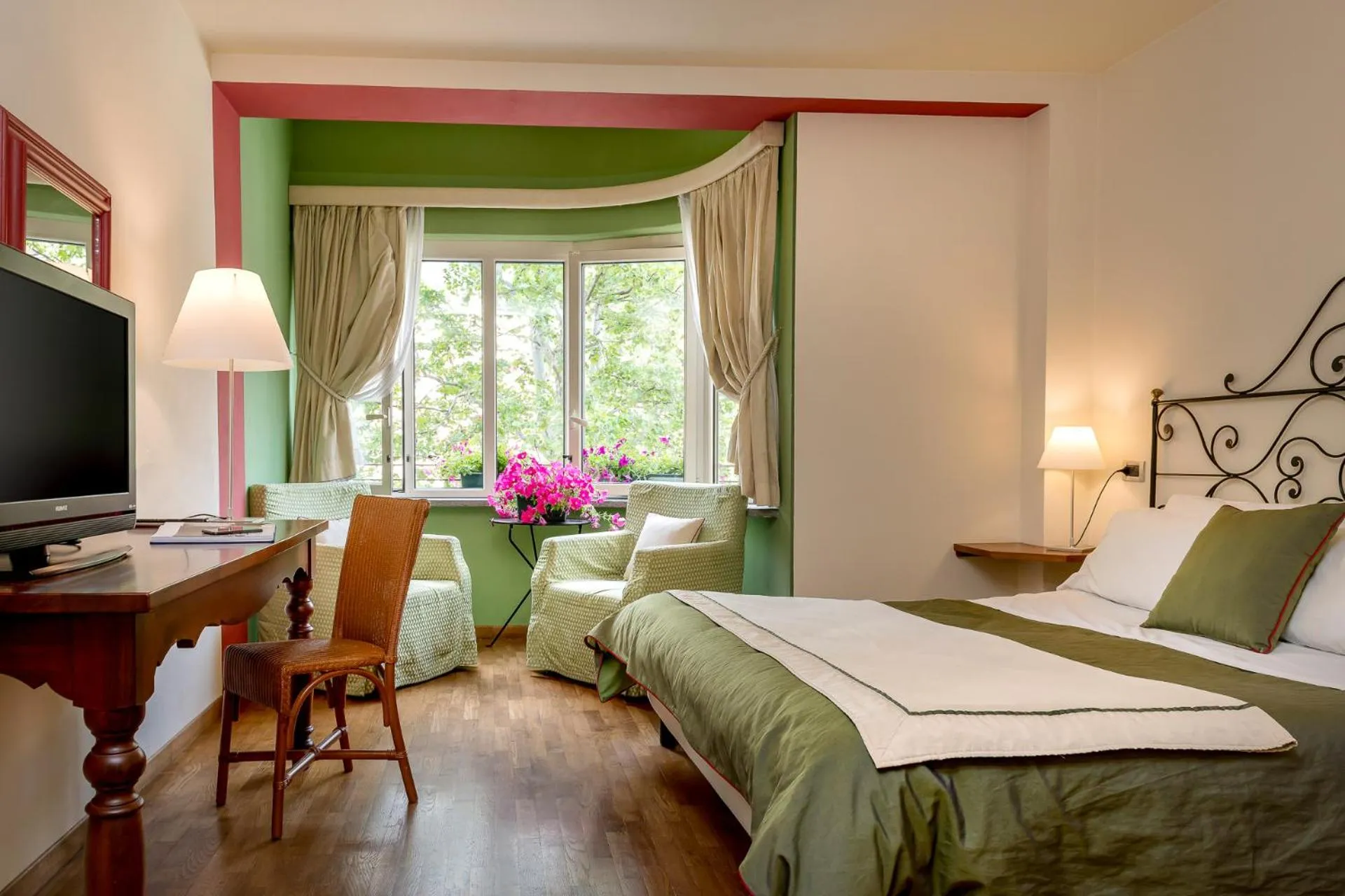 Photo of the whole room, Bed in Bijou Hotel