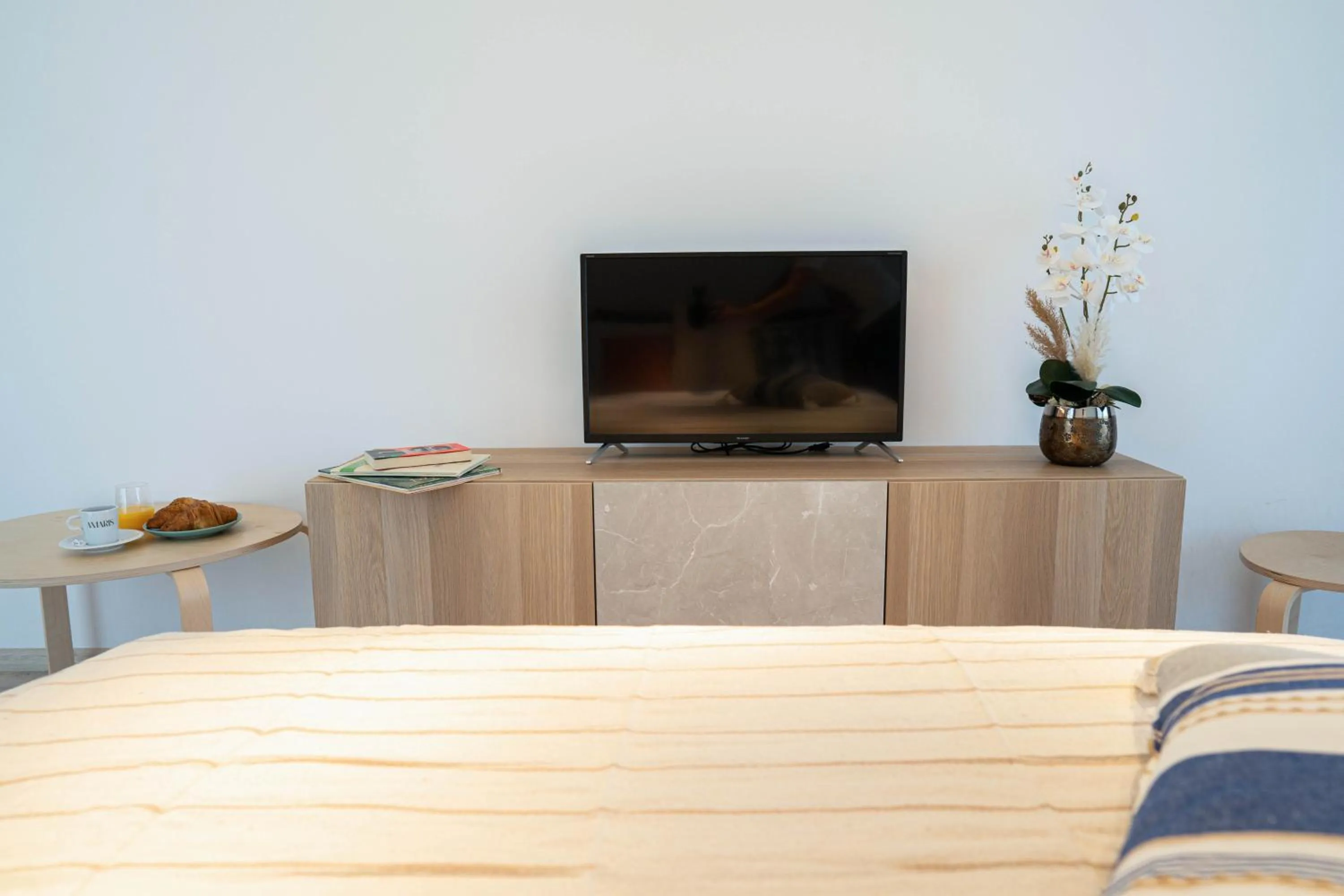 TV and multimedia, Bed in Amaris ApartHotel la 2 Pași de Plajă & Parcare Gratuită