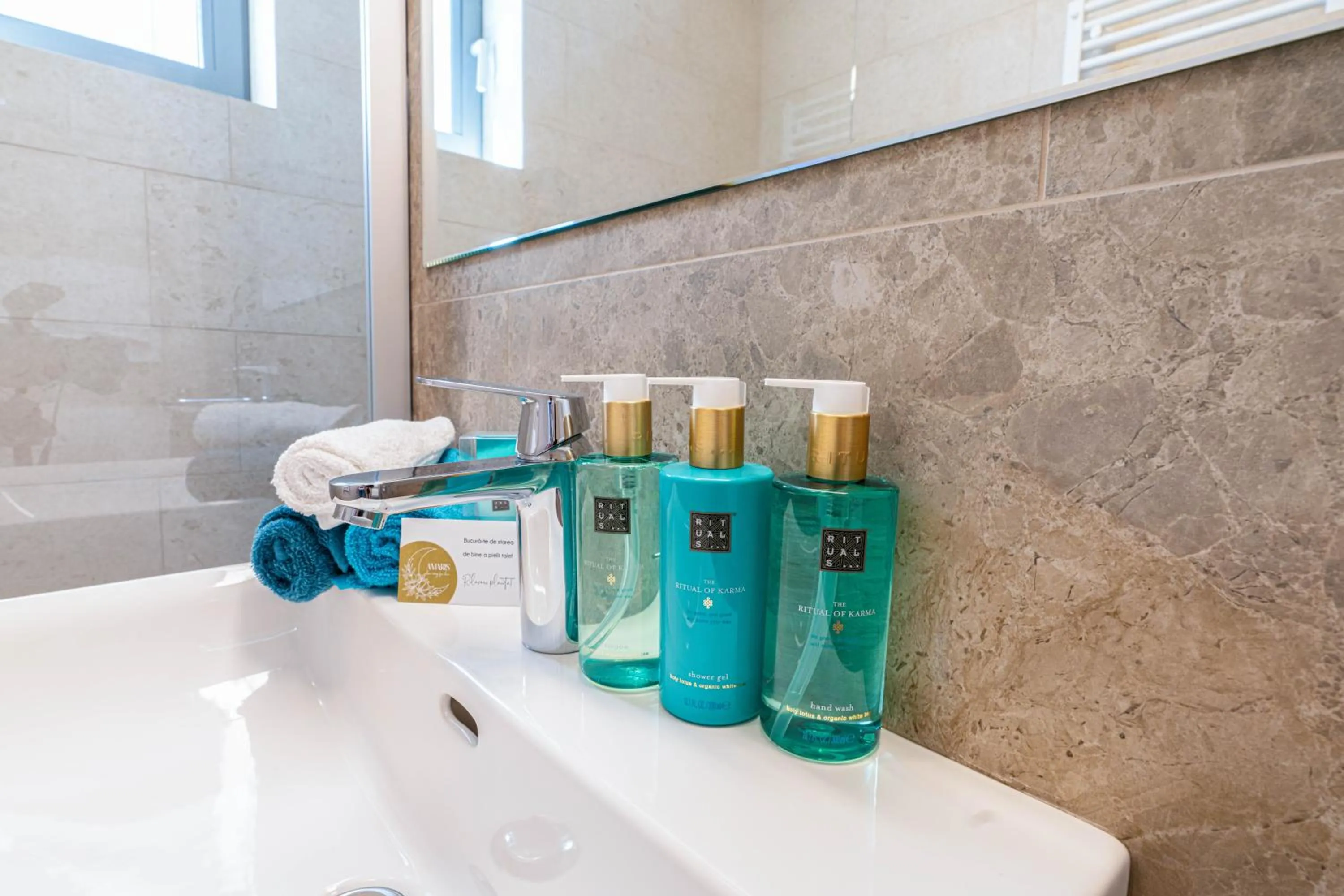 Bathroom in Amaris ApartHotel la 2 Pași de Plajă & Parcare Gratuită