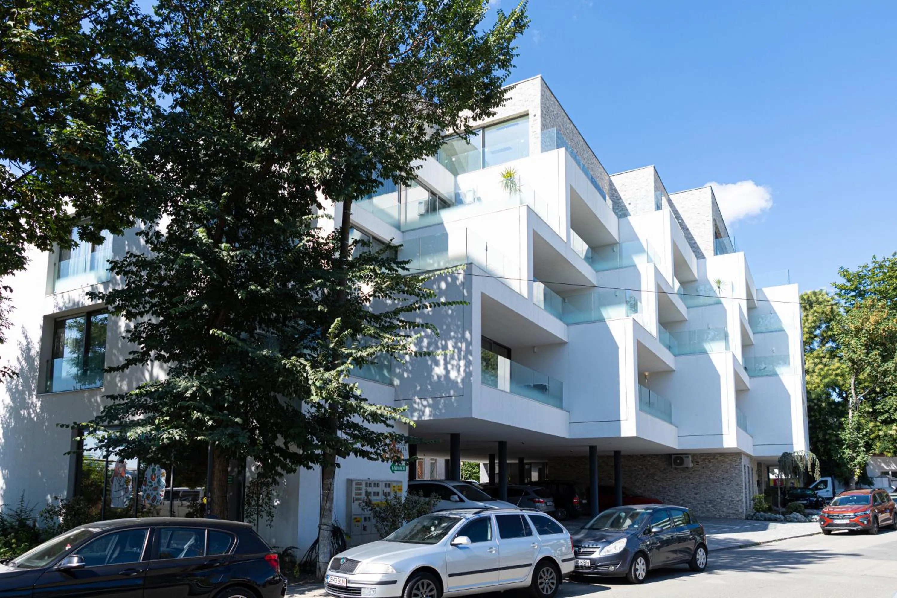 Property building in Amaris ApartHotel la 2 Pași de Plajă & Parcare Gratuită