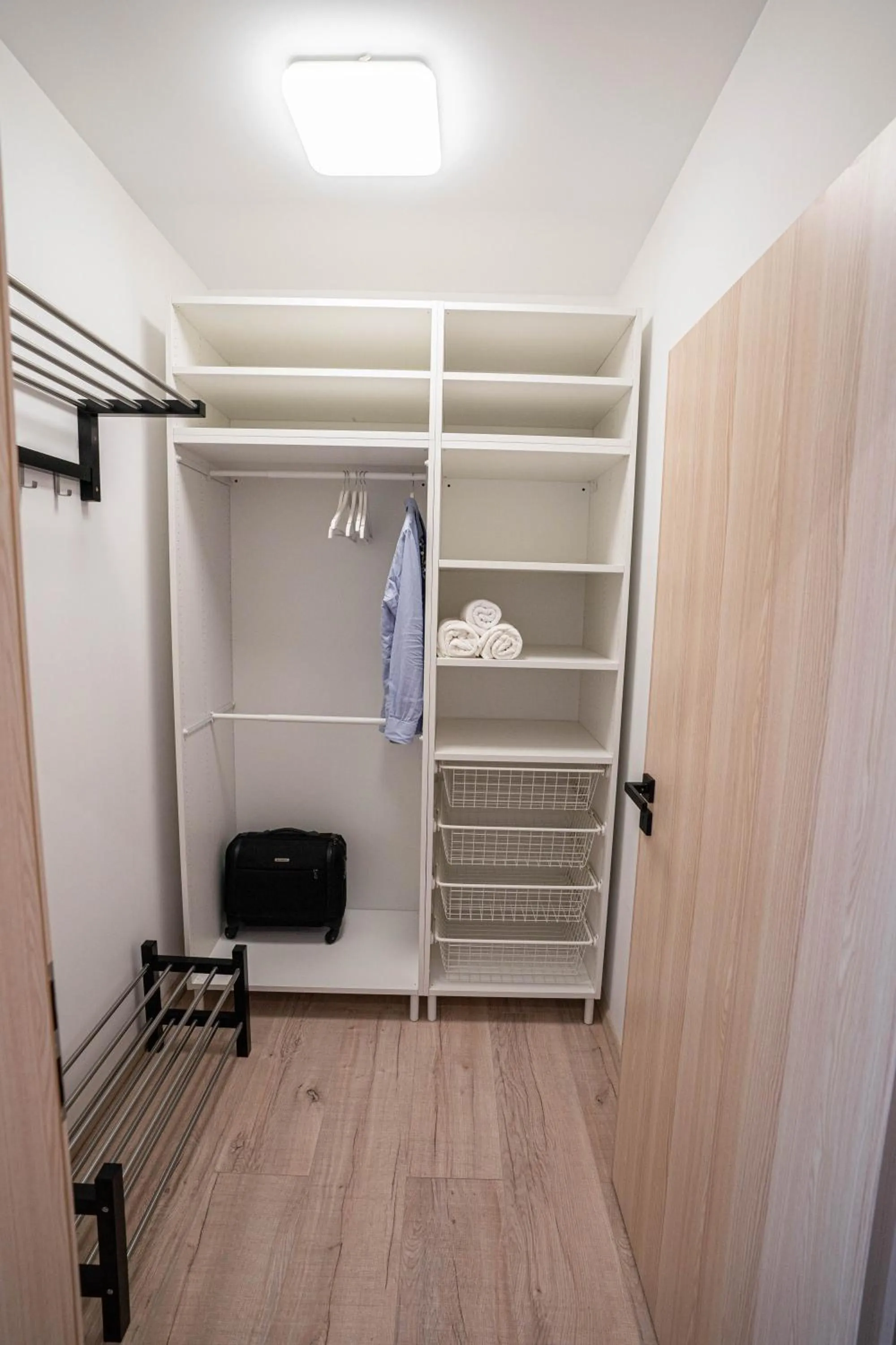 wardrobe in Amaris ApartHotel la 2 Pași de Plajă & Parcare Gratuită