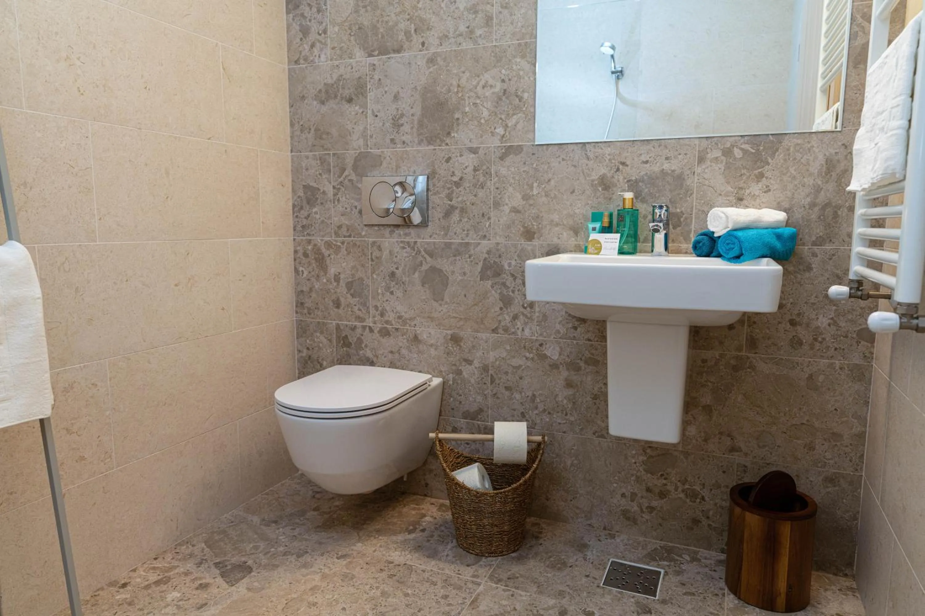 Bathroom in Amaris ApartHotel la 2 Pași de Plajă & Parcare Gratuită