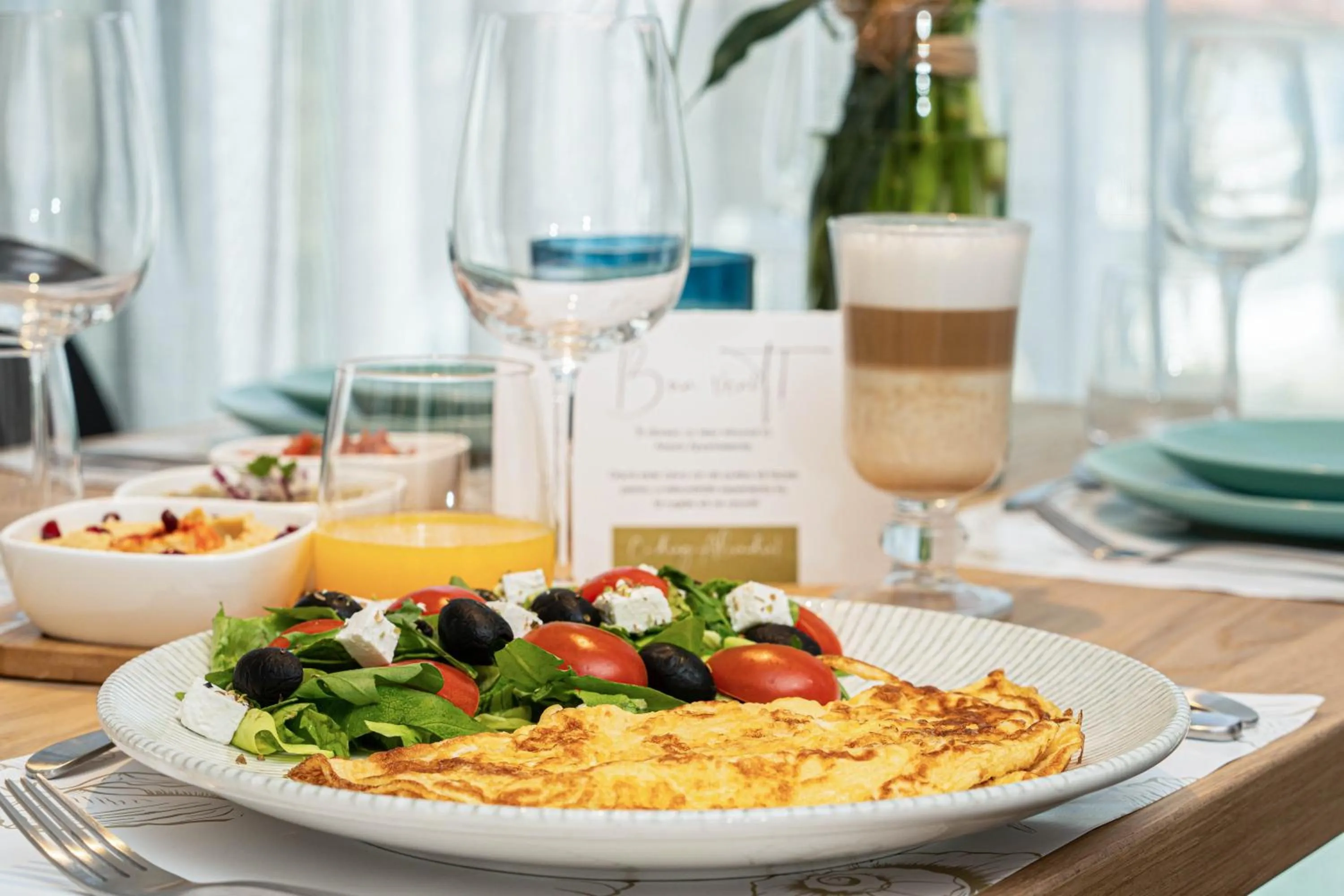 Food and drinks in Amaris ApartHotel la 2 Pași de Plajă & Parcare Gratuită