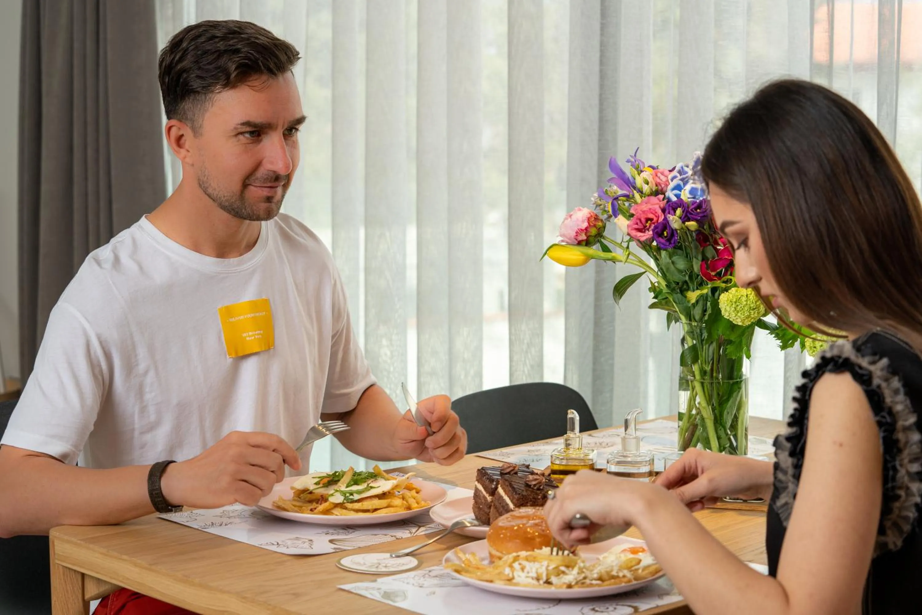 People in Amaris ApartHotel la 2 Pași de Plajă & Parcare Gratuită