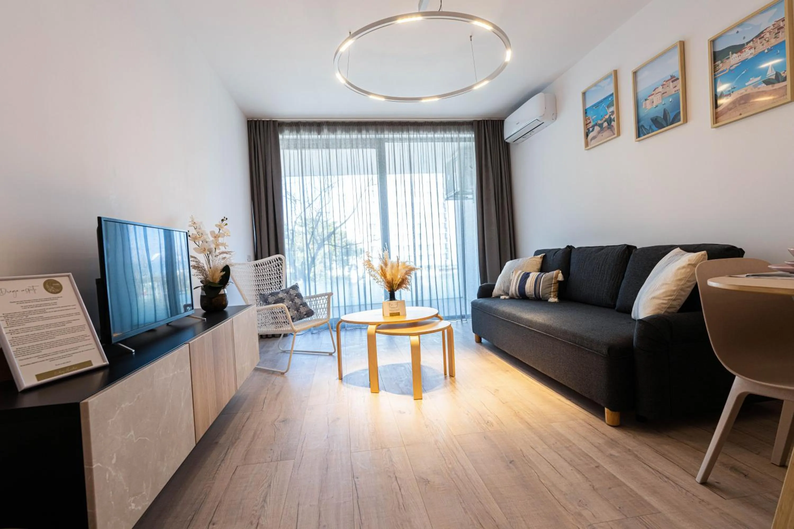 TV and multimedia in Amaris ApartHotel la 2 Pași de Plajă & Parcare Gratuită