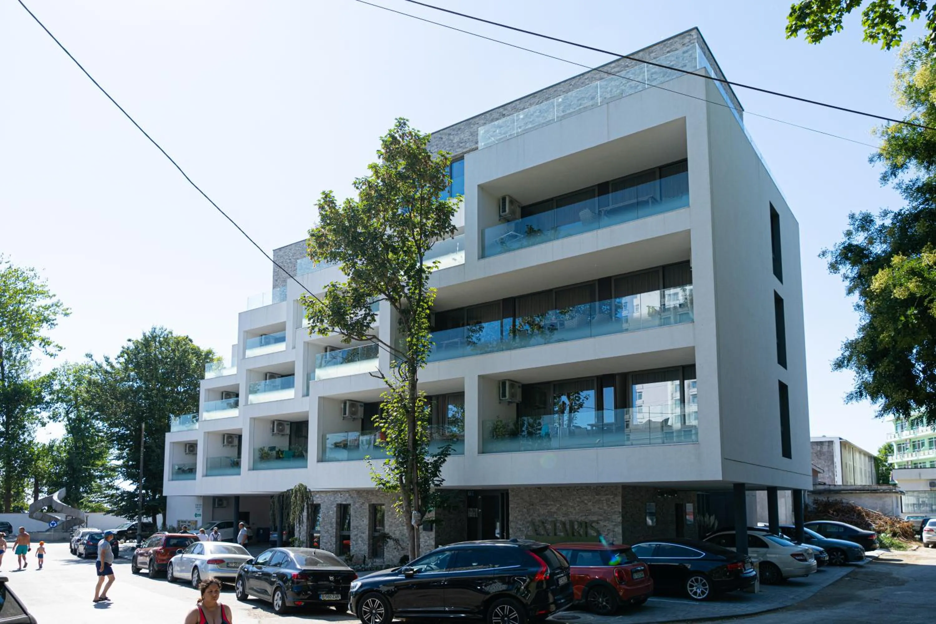 Property building in Amaris ApartHotel la 2 Pași de Plajă & Parcare Gratuită