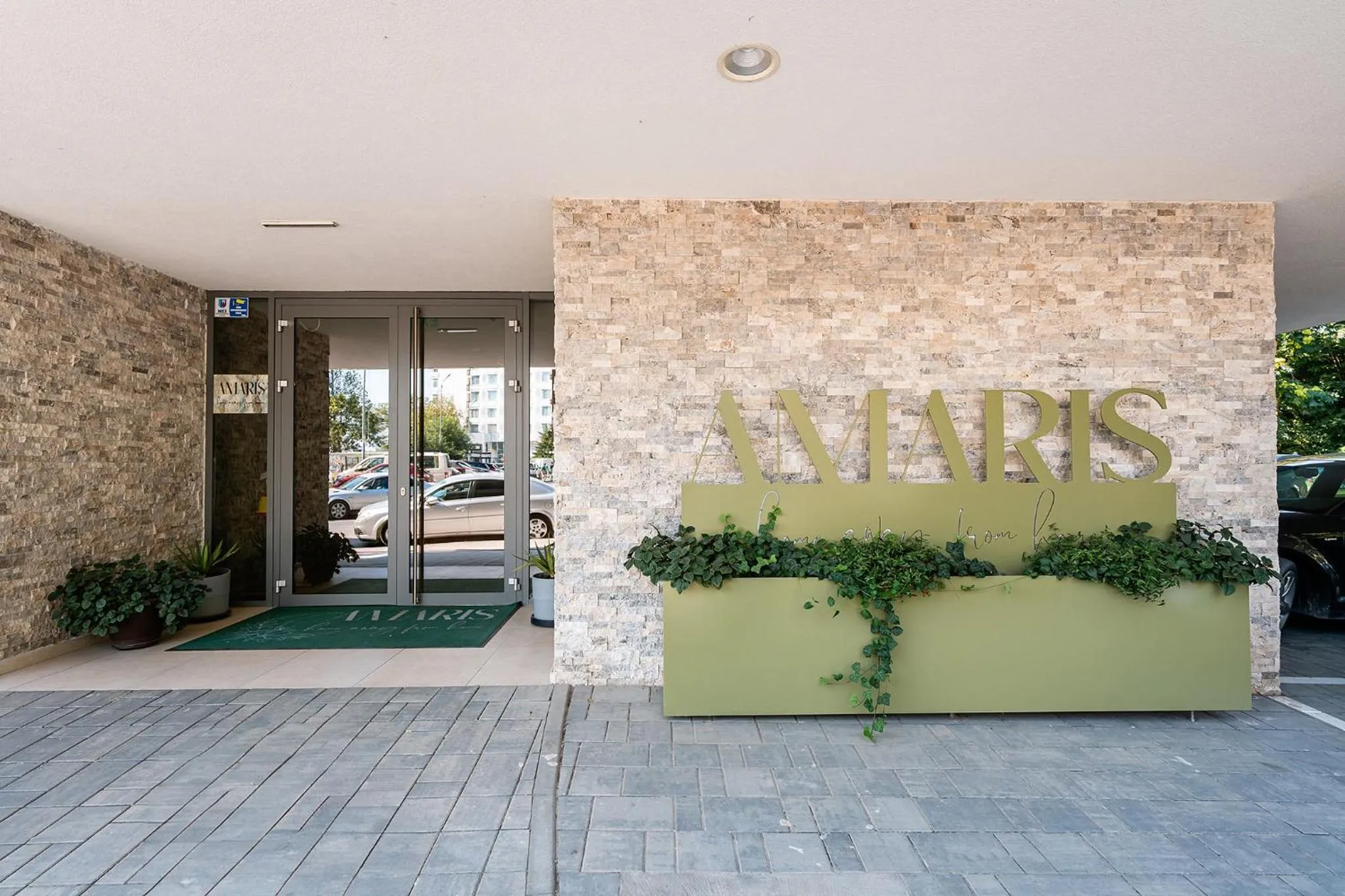 Property building in Amaris ApartHotel la 2 Pași de Plajă & Parcare Gratuită