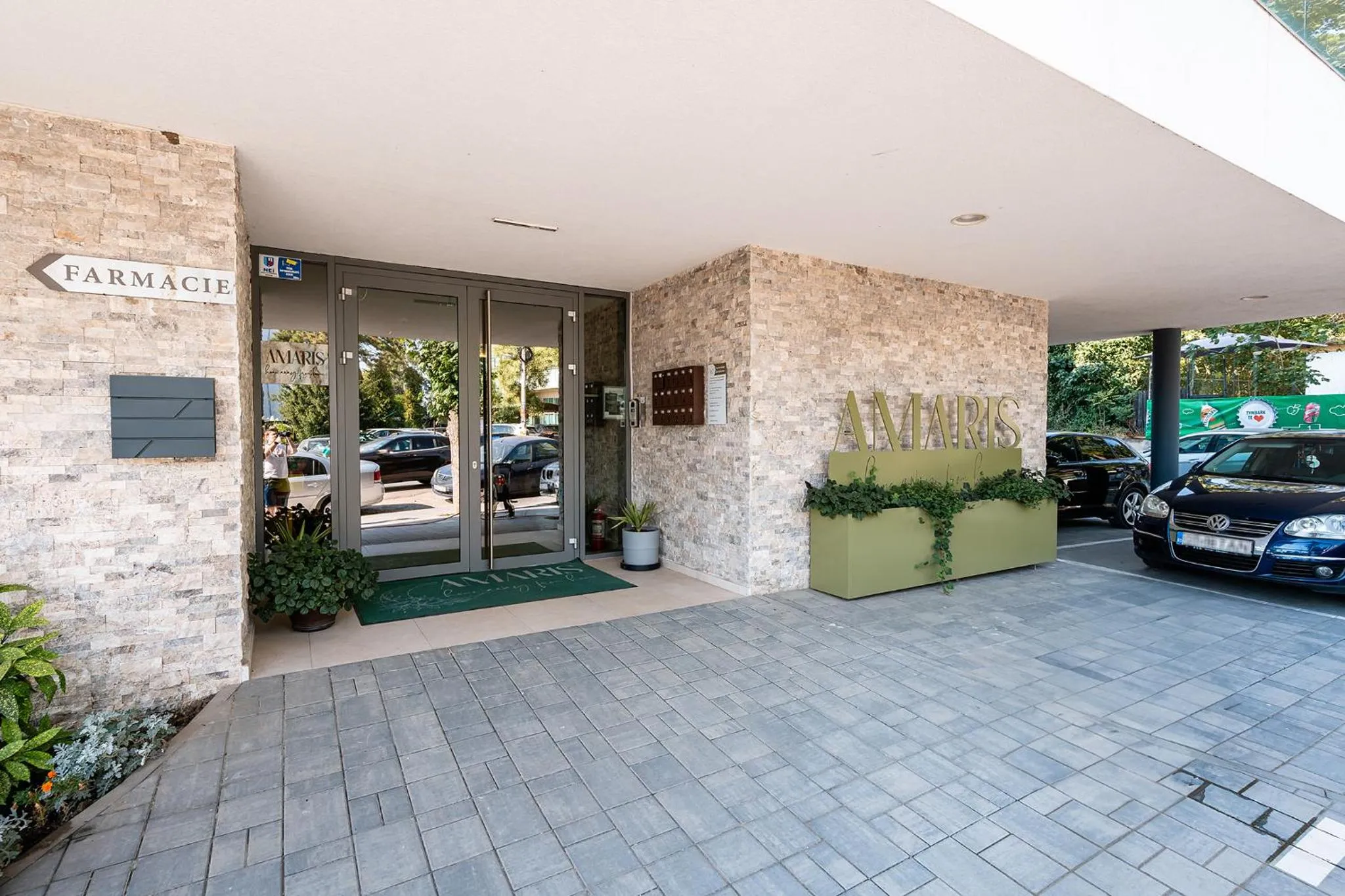 Facade/entrance in Amaris ApartHotel la 2 Pași de Plajă & Parcare Gratuită