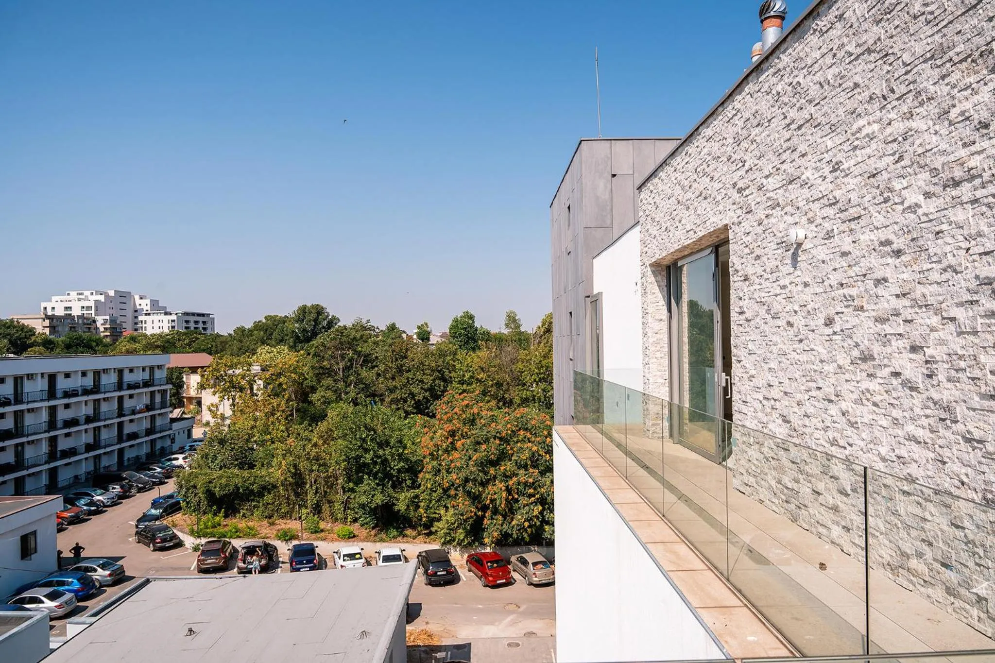 Property building in Amaris ApartHotel la 2 Pași de Plajă & Parcare Gratuită