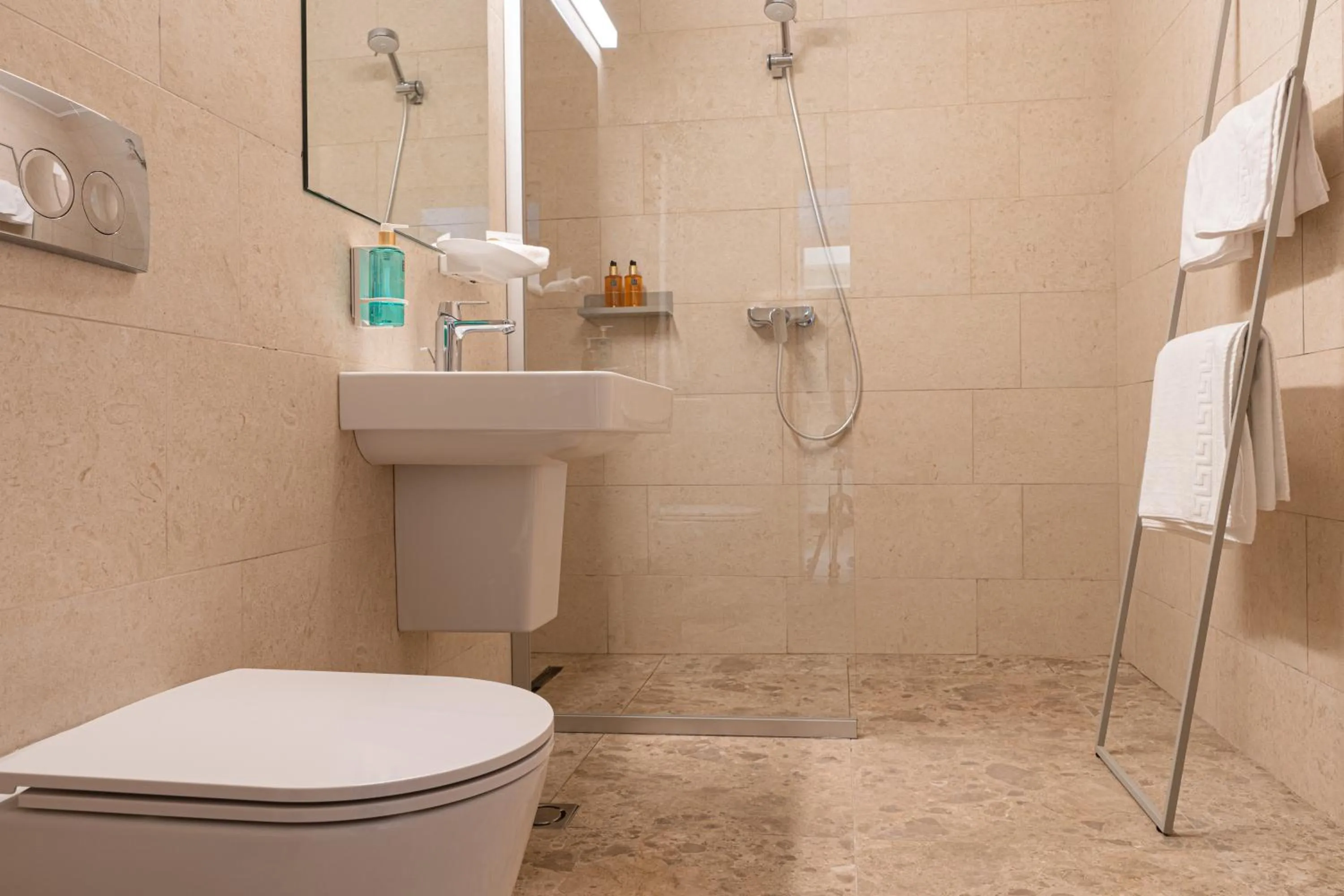 Bathroom in Amaris ApartHotel la 2 Pași de Plajă & Parcare Gratuită