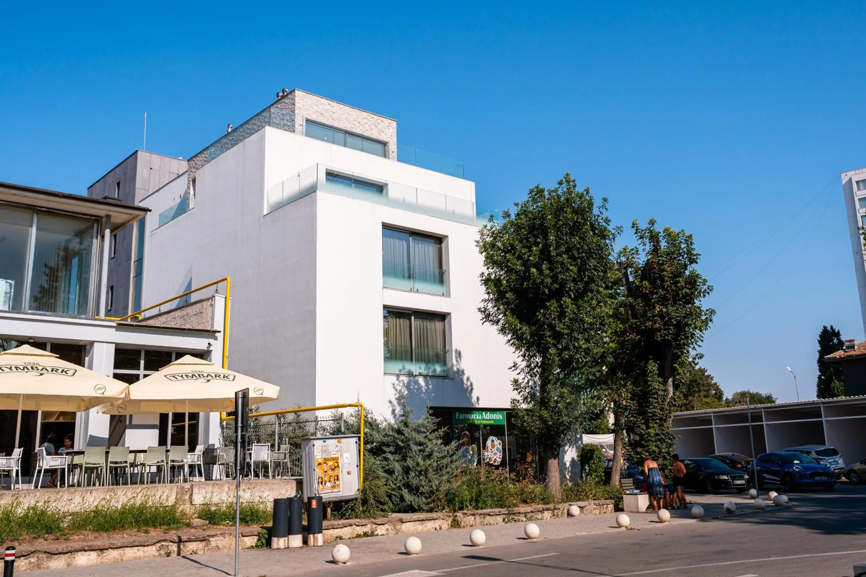 Property building in Amaris ApartHotel la 2 Pași de Plajă & Parcare Gratuită