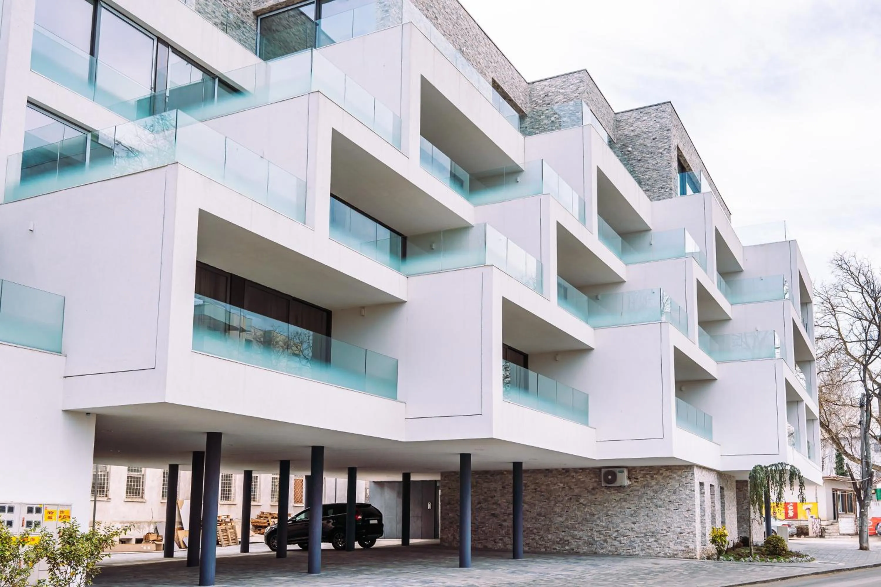 Property building in Amaris ApartHotel la 2 Pași de Plajă & Parcare Gratuită