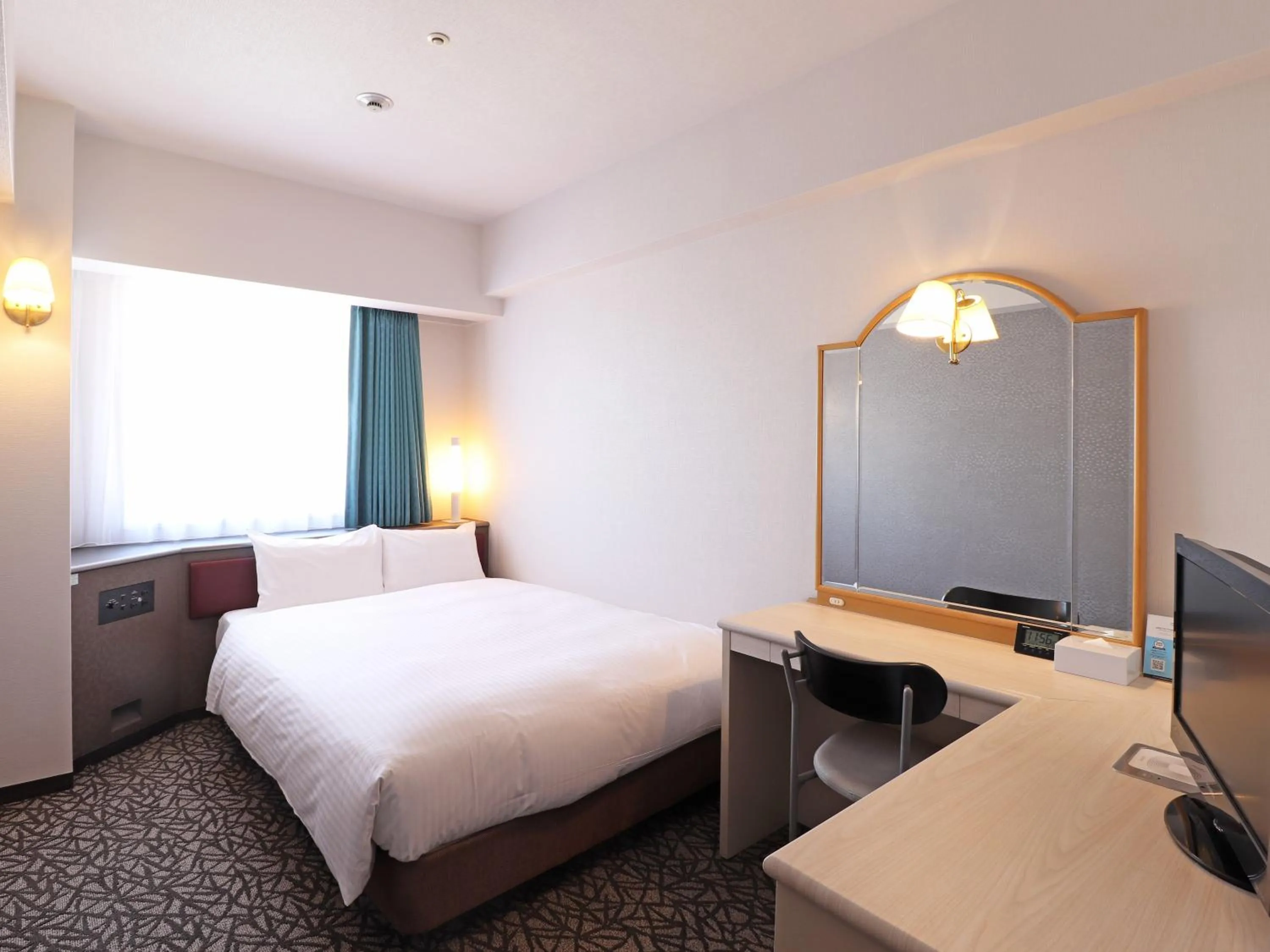 Photo of the whole room, Bed in Chisun Hotel Yokohama Isezakicho