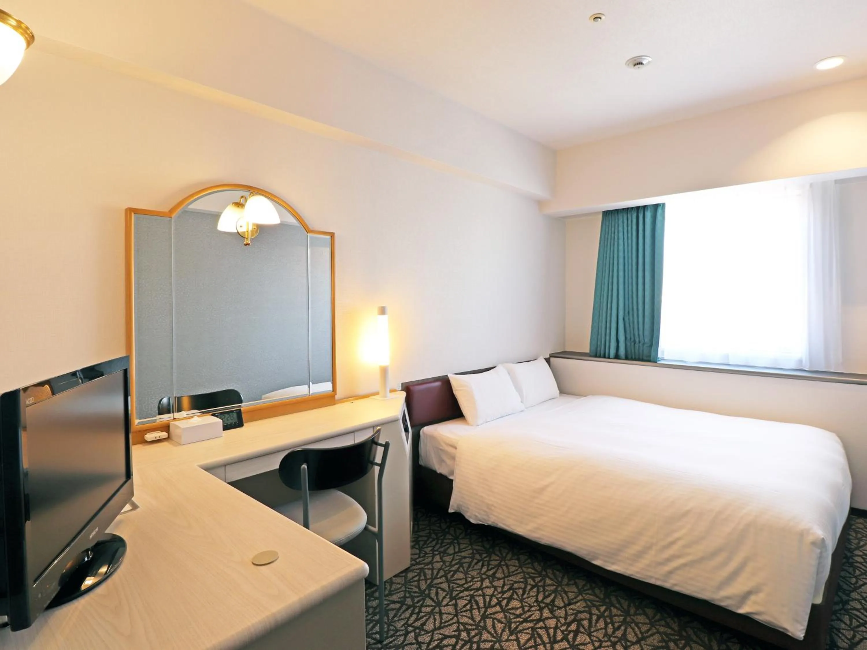 Photo of the whole room, Bed in Chisun Hotel Yokohama Isezakicho