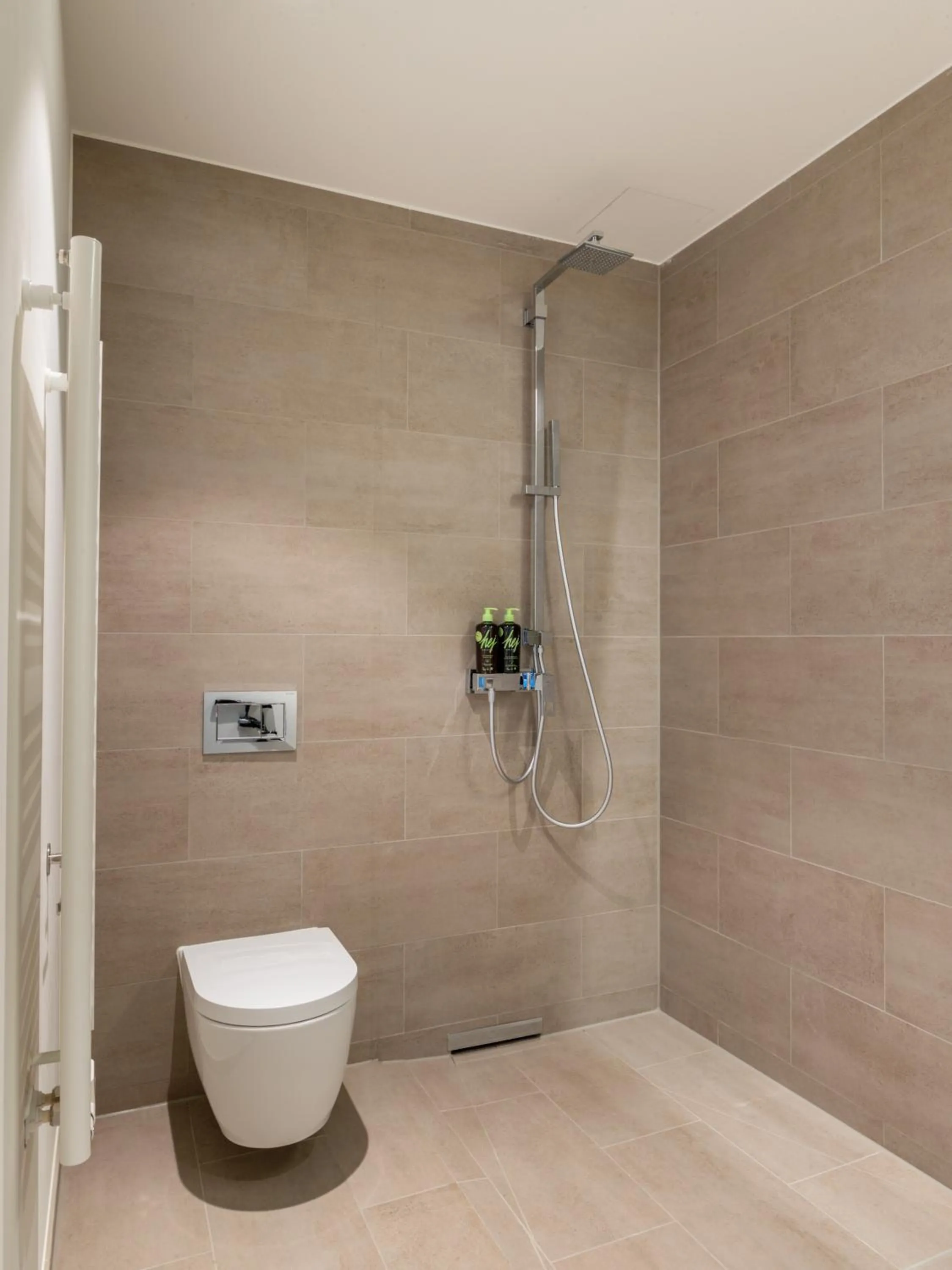 Shower in Limehome Berlin Müllerstraße - Digital Access