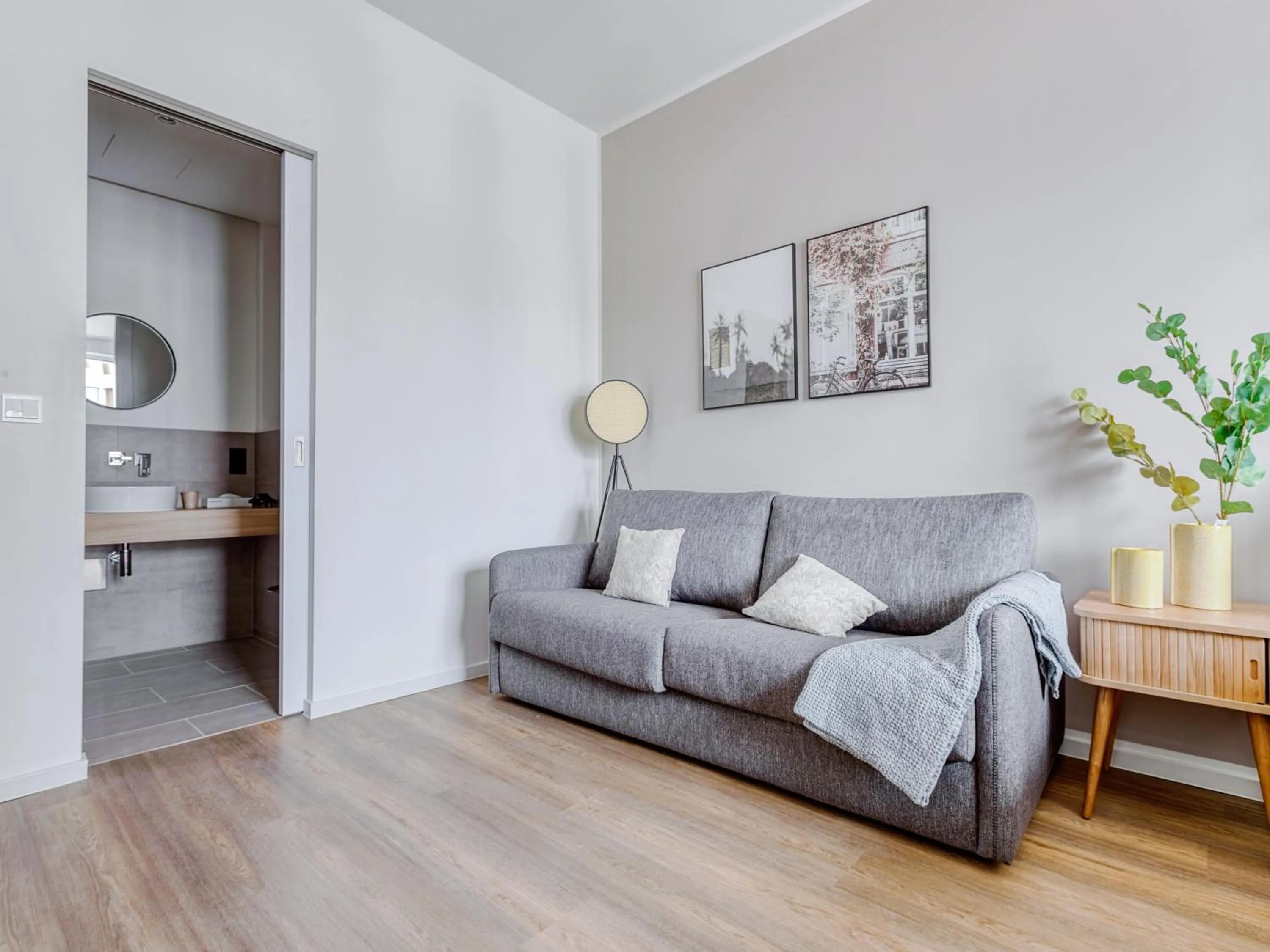 Seating area in Limehome Berlin Müllerstraße - Digital Access