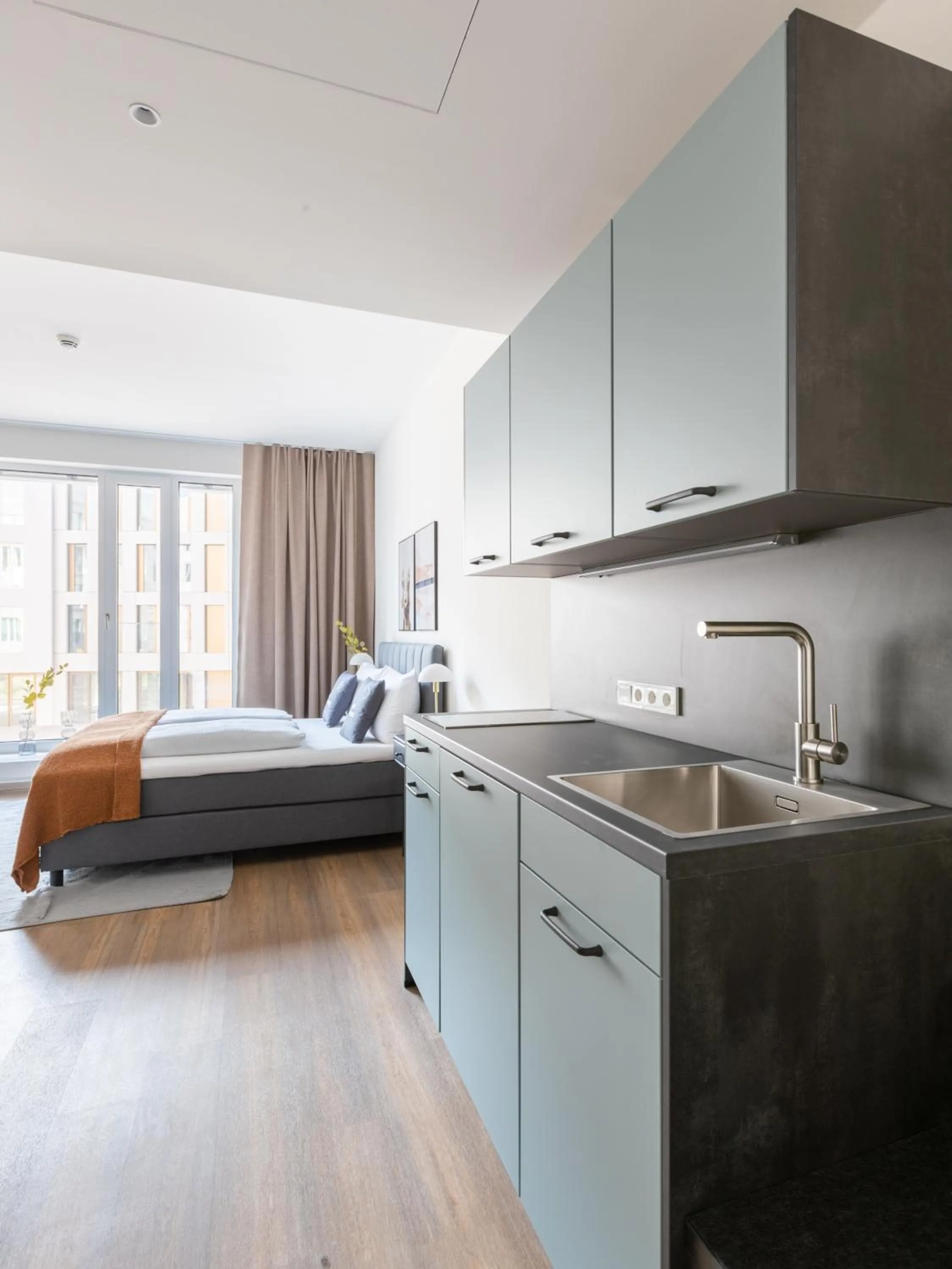 Kitchen or kitchenette, Bed in Limehome Berlin Müllerstraße - Digital Access