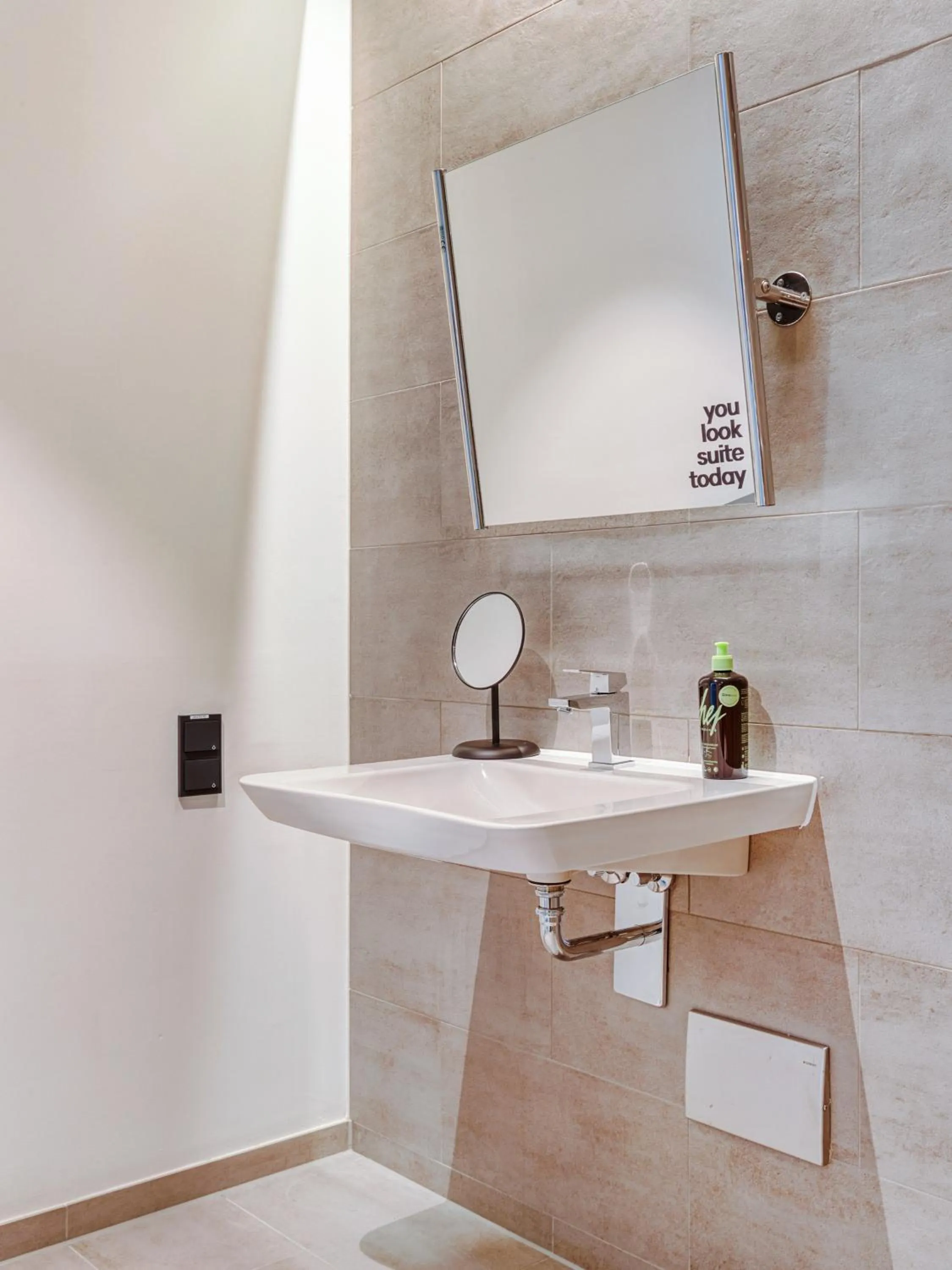 Bathroom in Limehome Berlin Müllerstraße - Digital Access