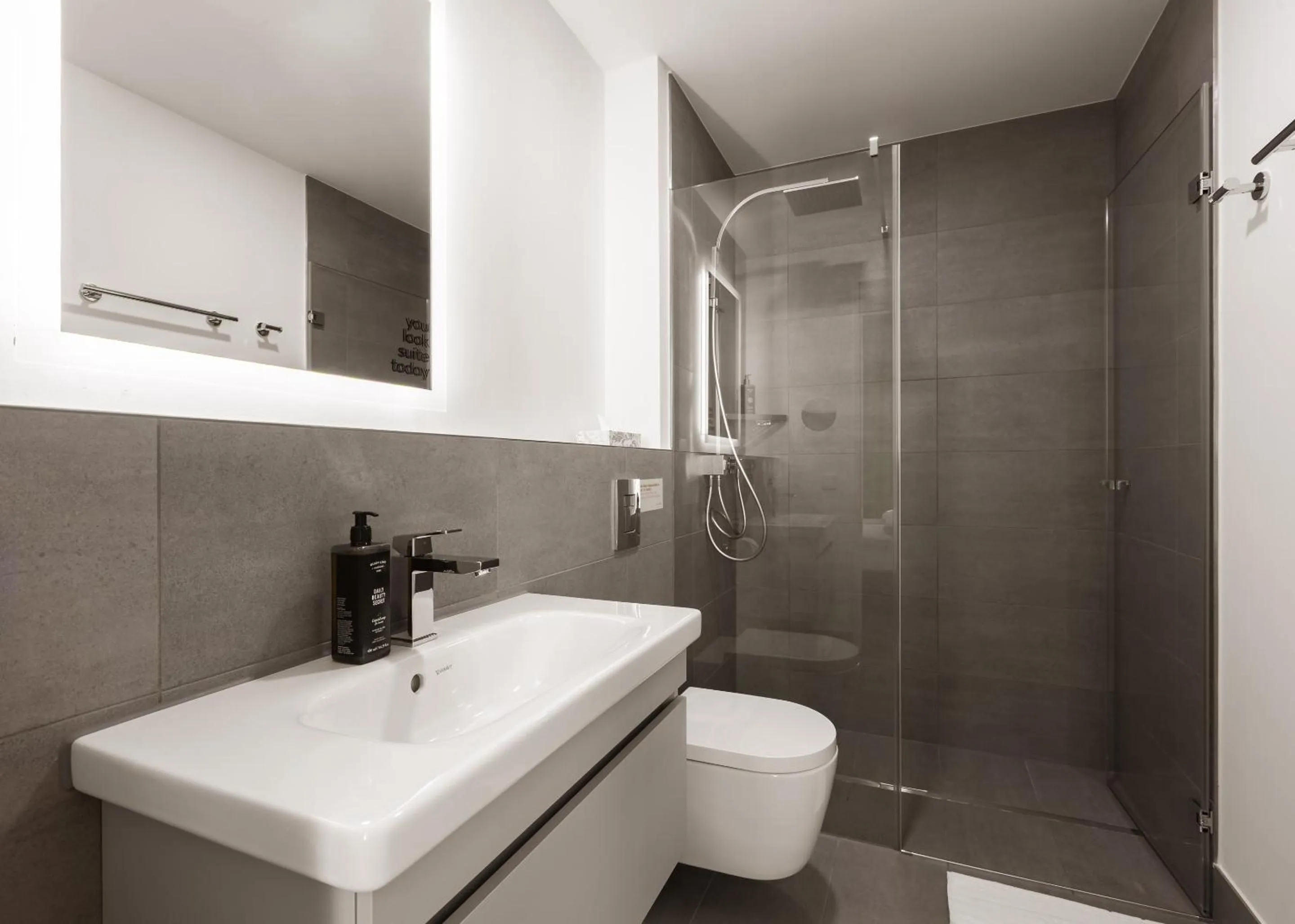 Shower in Limehome Berlin Müllerstraße - Digital Access