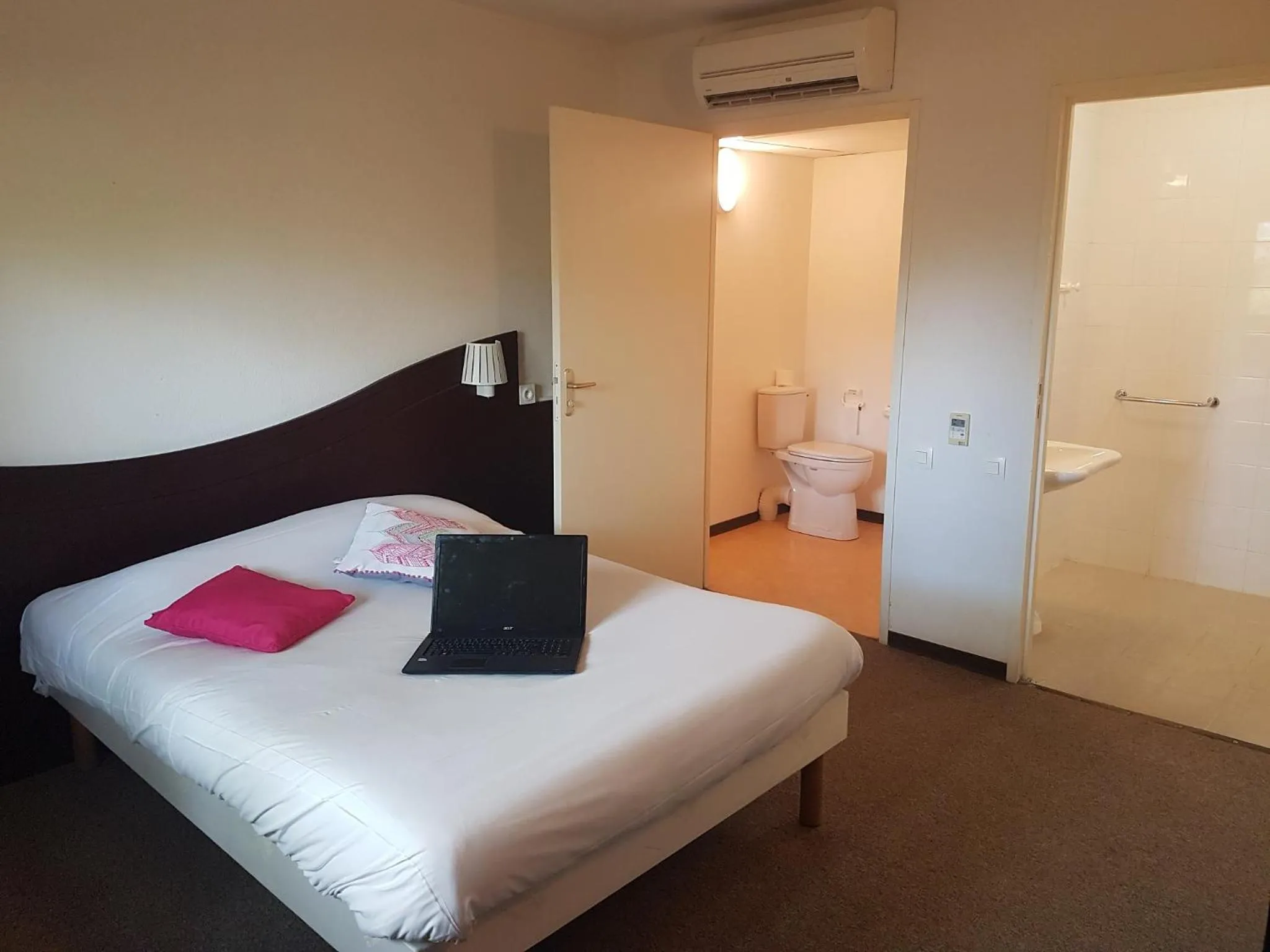 Facility for disabled guests, Bed in Enzo Hotels Quimperle By Kyriad Direct