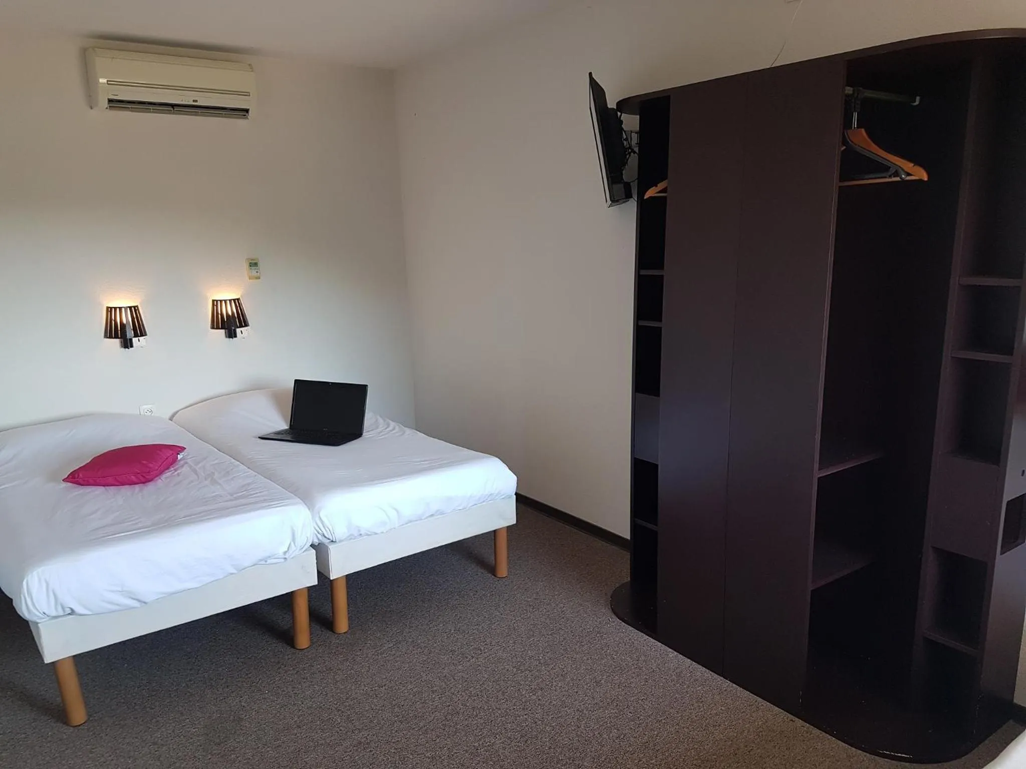 Bedroom, Bed in Enzo Hotels Quimperle By Kyriad Direct