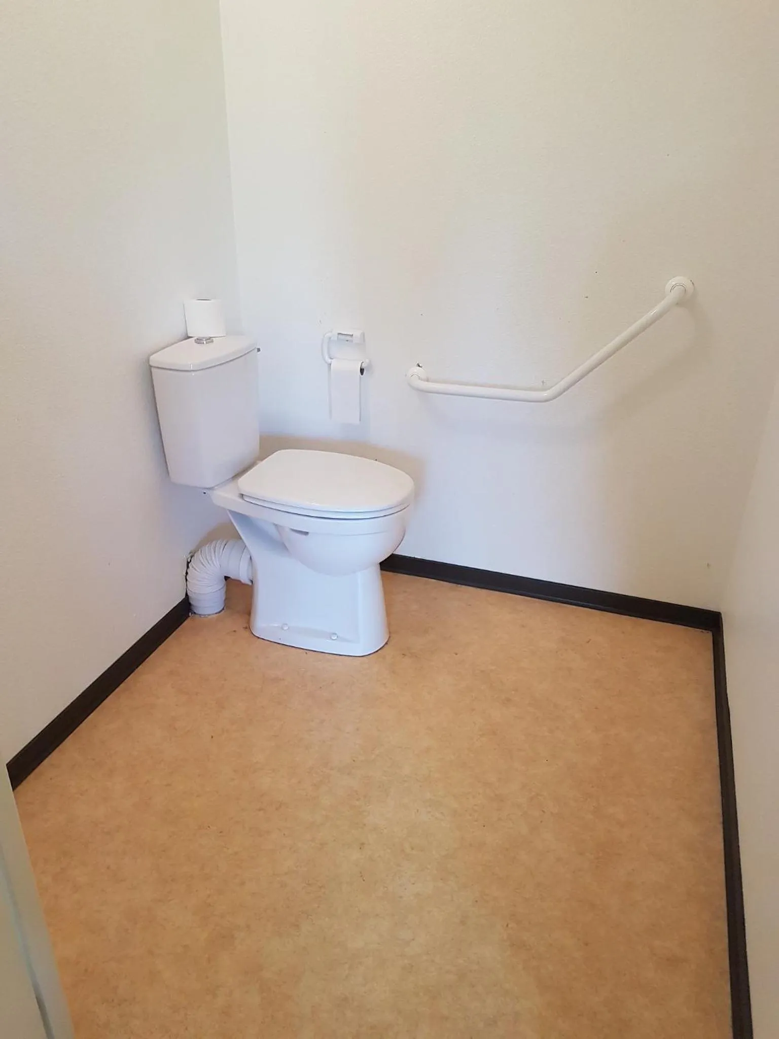 Toilet in Enzo Hotels Quimperle By Kyriad Direct