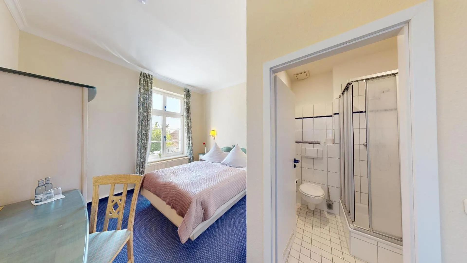 Shower, Bed in Landhotel Schloss Daschow