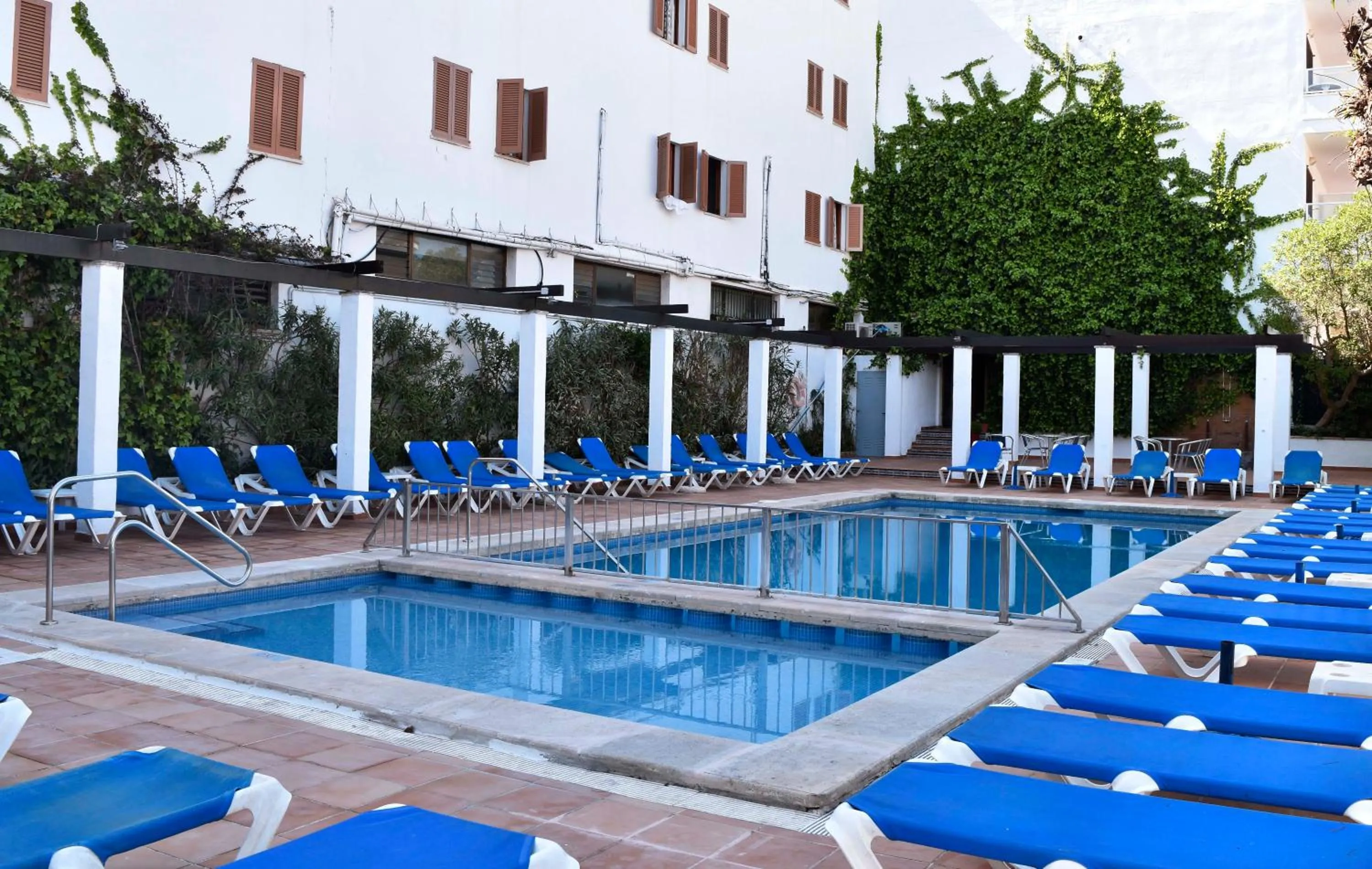 Swimming pool in Apartamentos Arcos Playa