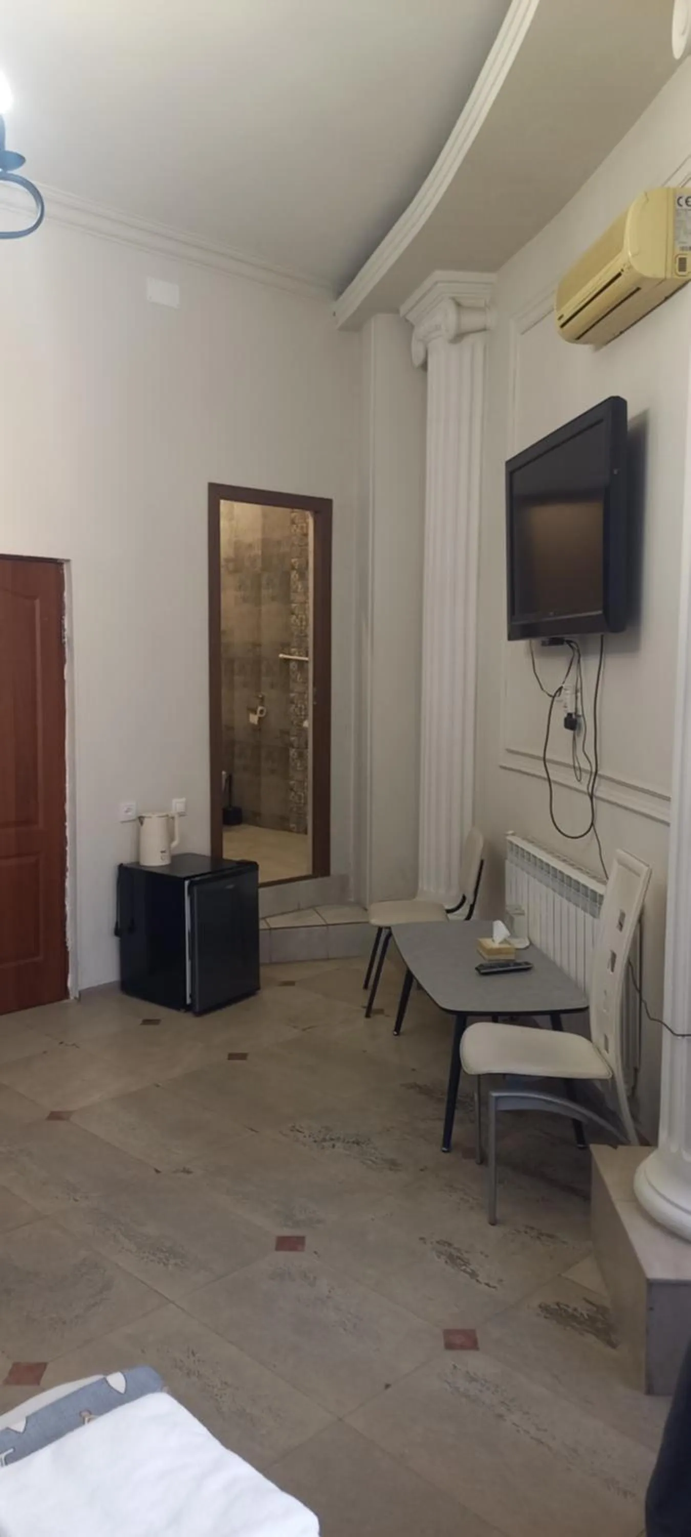 Communal lounge/ TV room in NEW BELLA HOTEL