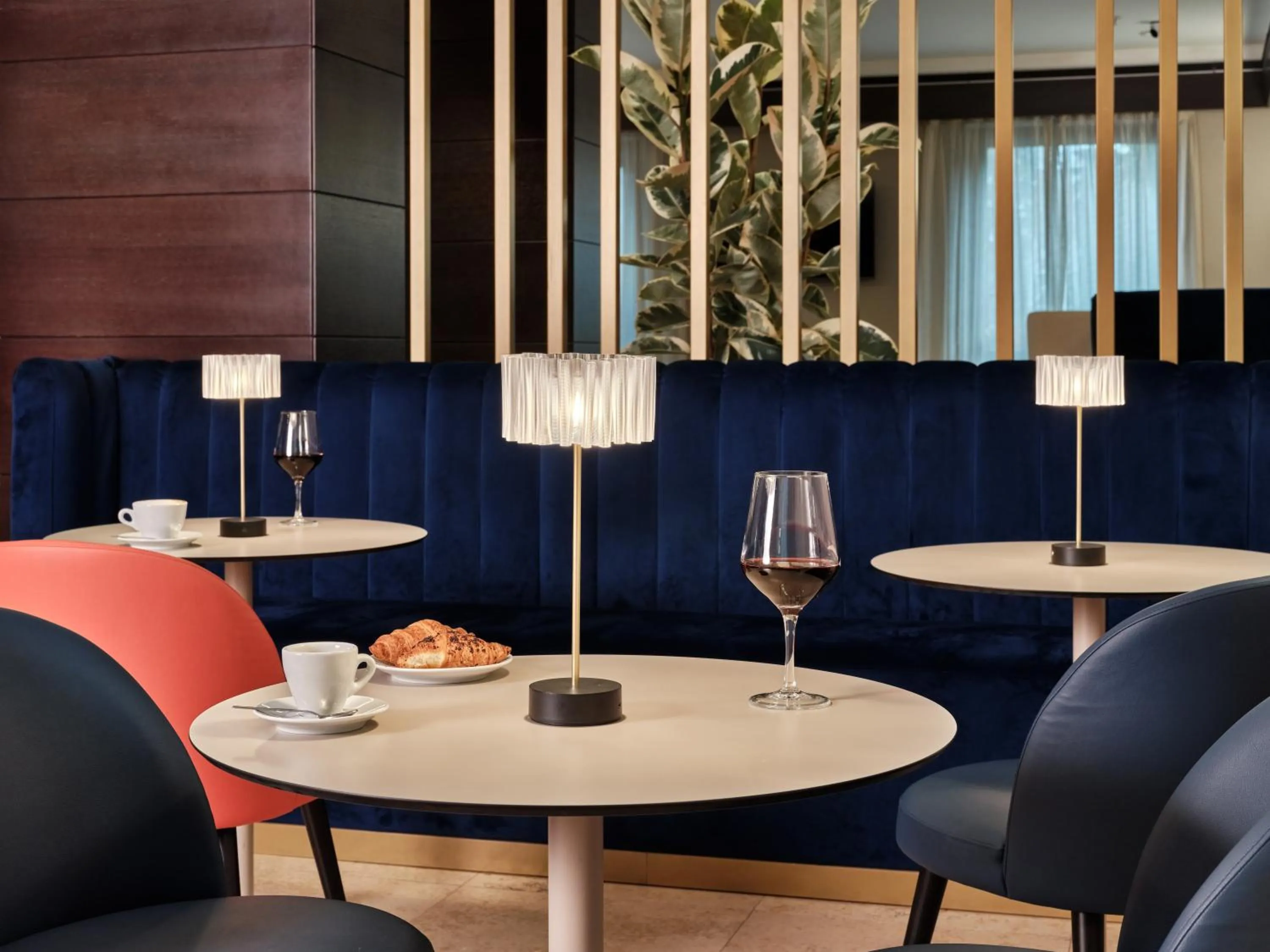 Lounge or bar in Crowne Plaza Milan - Malpensa Airport by IHG