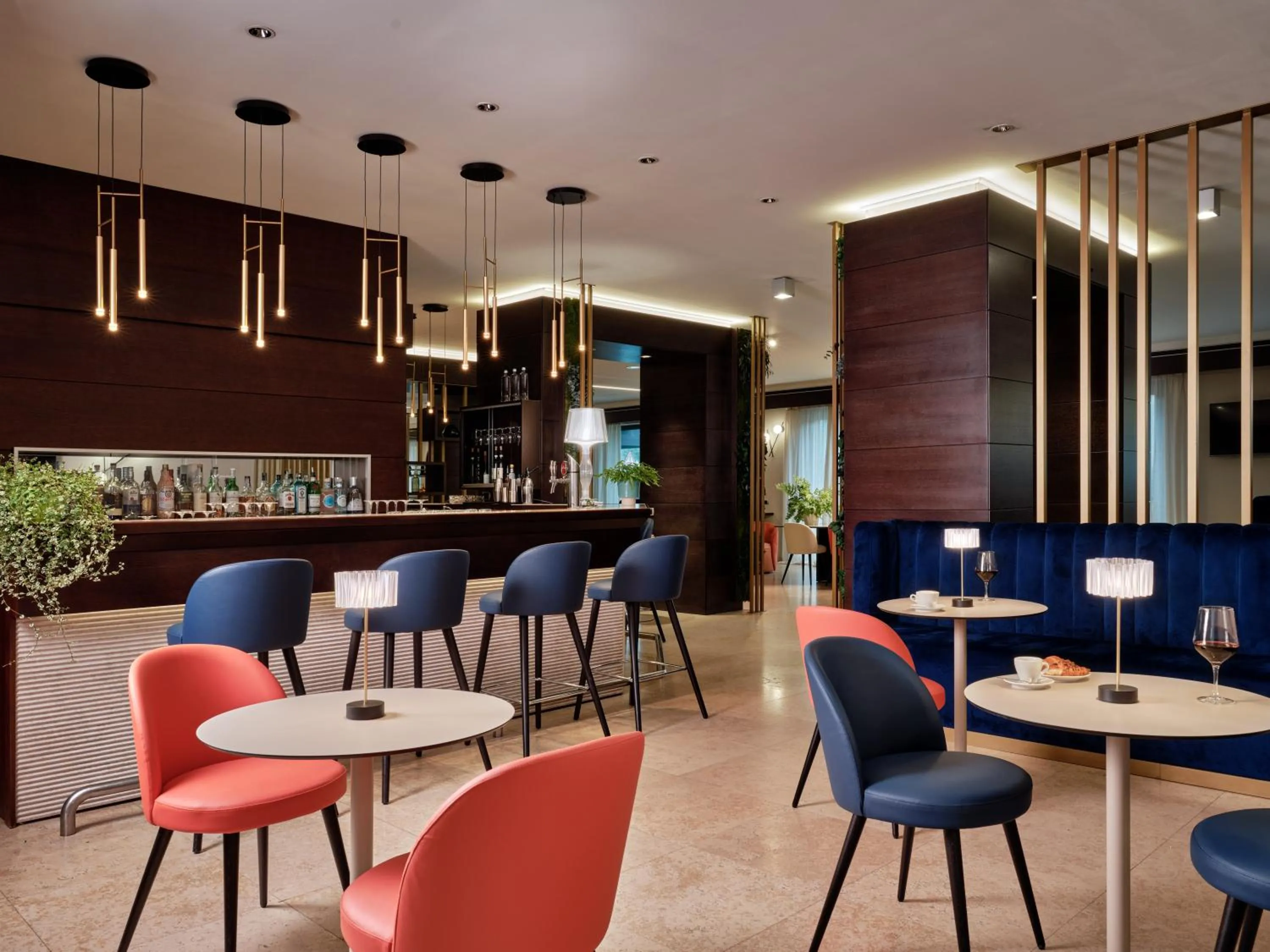 Lounge or bar in Crowne Plaza Milan - Malpensa Airport by IHG