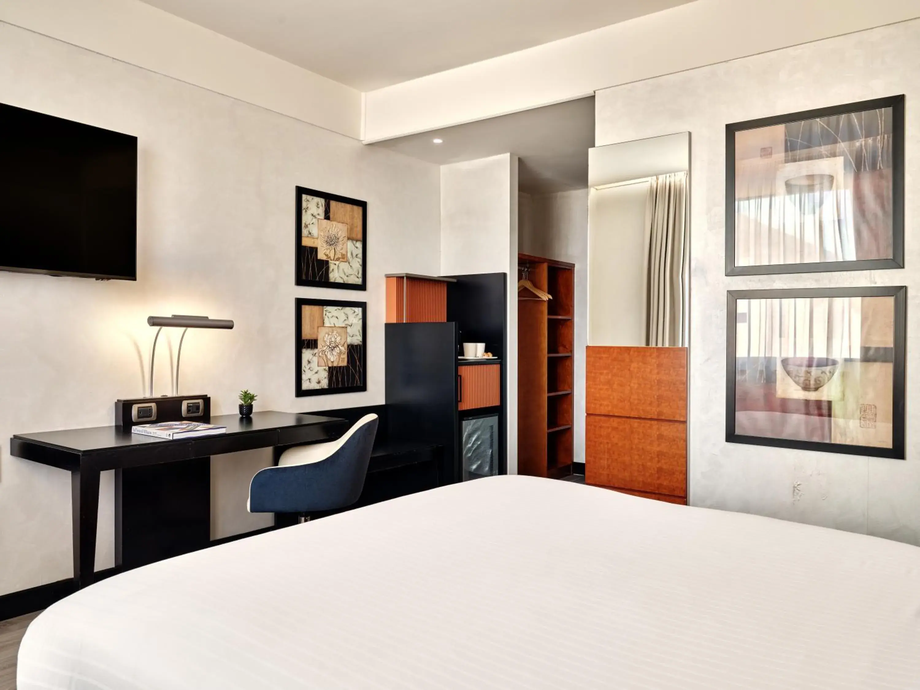 Bedroom, Bed in Crowne Plaza Milan - Malpensa Airport by IHG Bedroom, Bed in Crowne Plaza Milan - Malpensa Airport by IHG