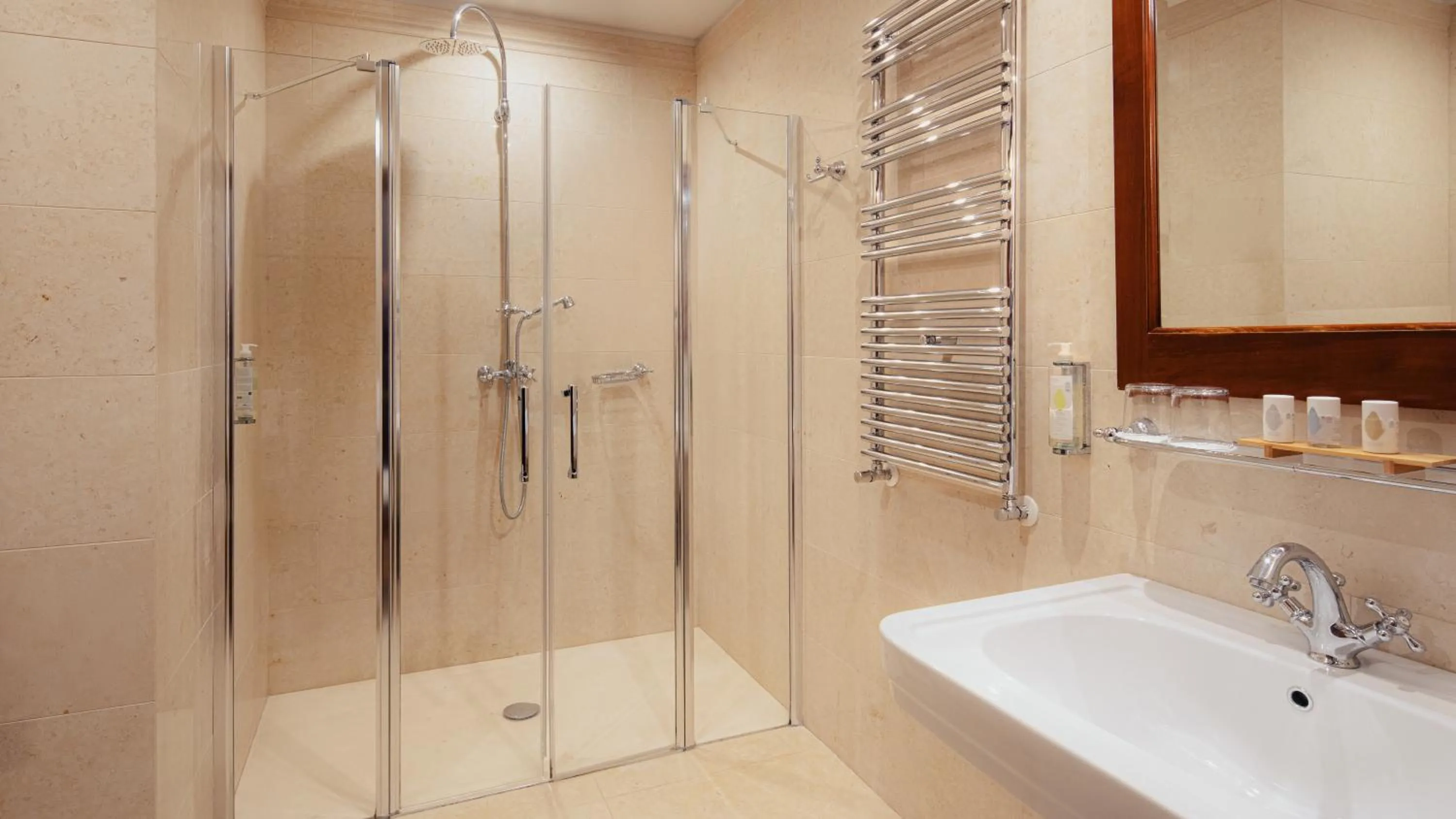 Bathroom in All’Angelo Art Hotel