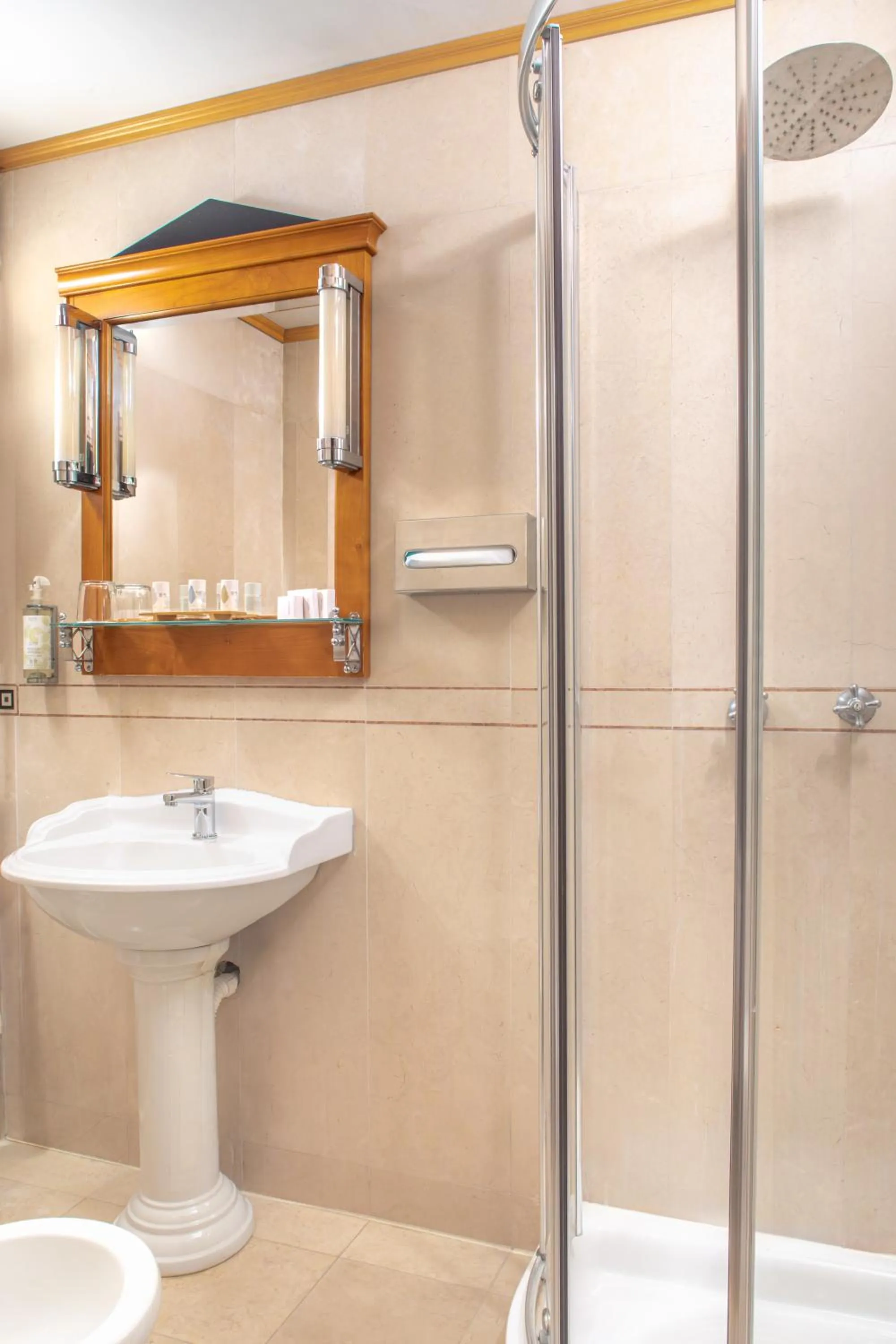 Shower in All’Angelo Art Hotel